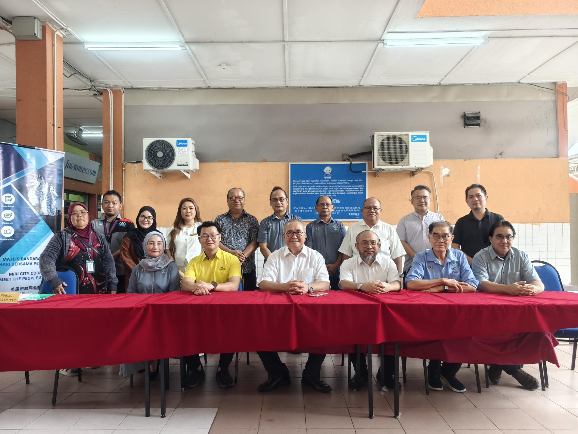 市议员及市政局职员在美里市政局2026年第1场会客日活动合影。坐者左3起为美里市长俞小珊及副市长阿里芬。