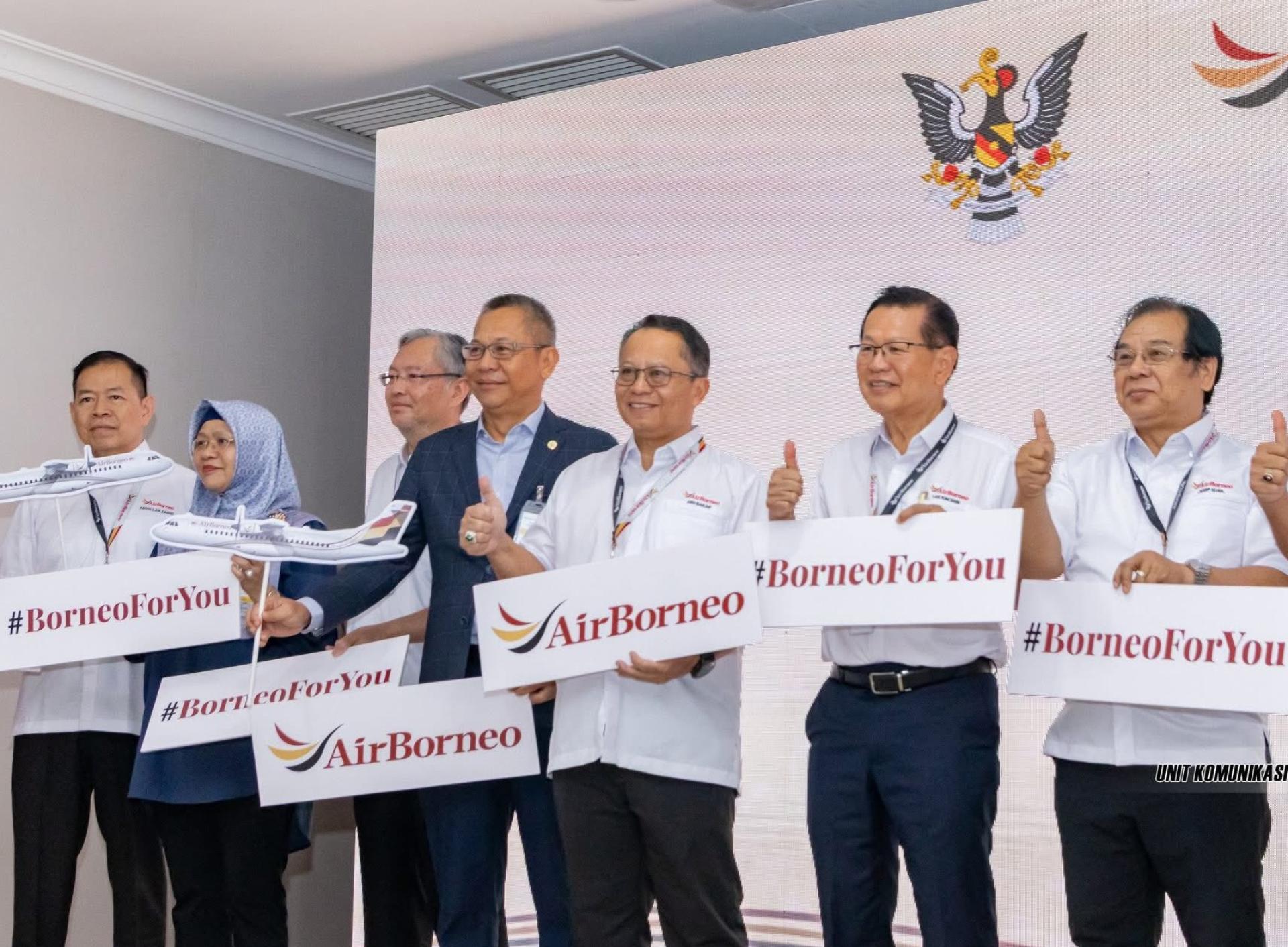 砂交通部长拿督斯里李景胜（右2）和其他在场嘉宾，包括砂州务秘书拿督阿玛阿布巴卡（右3）、拿督斯里阿都拉赛多（右4）及拿督耶里苏修（右1）等人手持“Air Borneo”标语，以示支持。