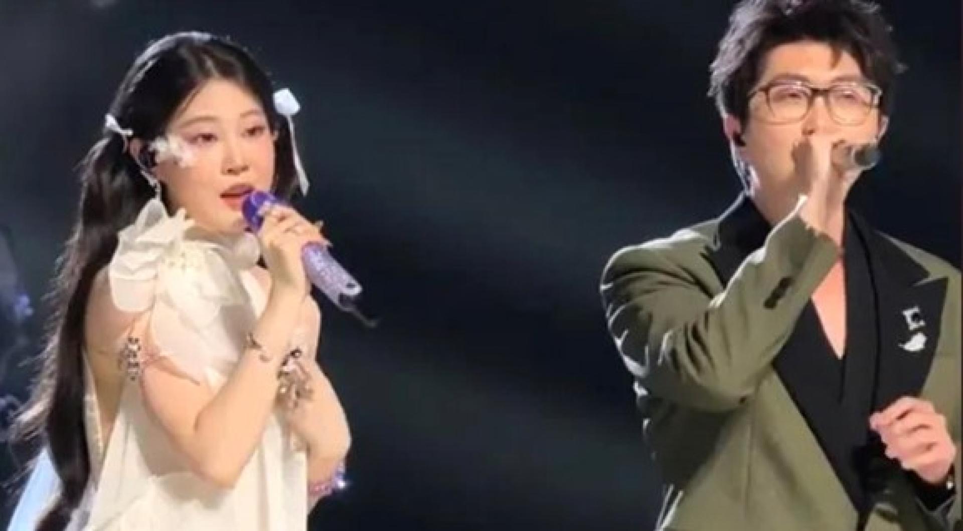 沈佳润（左）与毛不易合唱他代表歌曲《不染》。