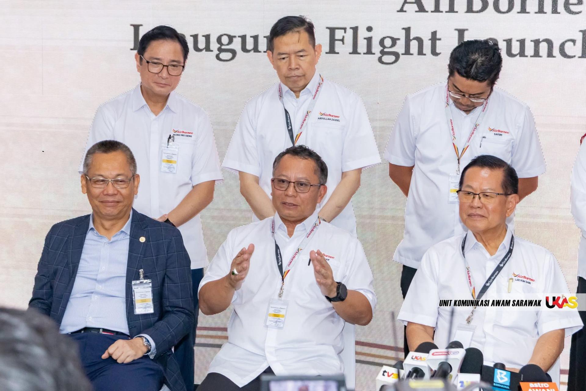 砂州务秘书兼婆罗洲航空主席拿督阿玛阿布巴卡（中）在发布会上发言。其右及左分别为拿督斯里李景胜和拿督阿都拉赛多。