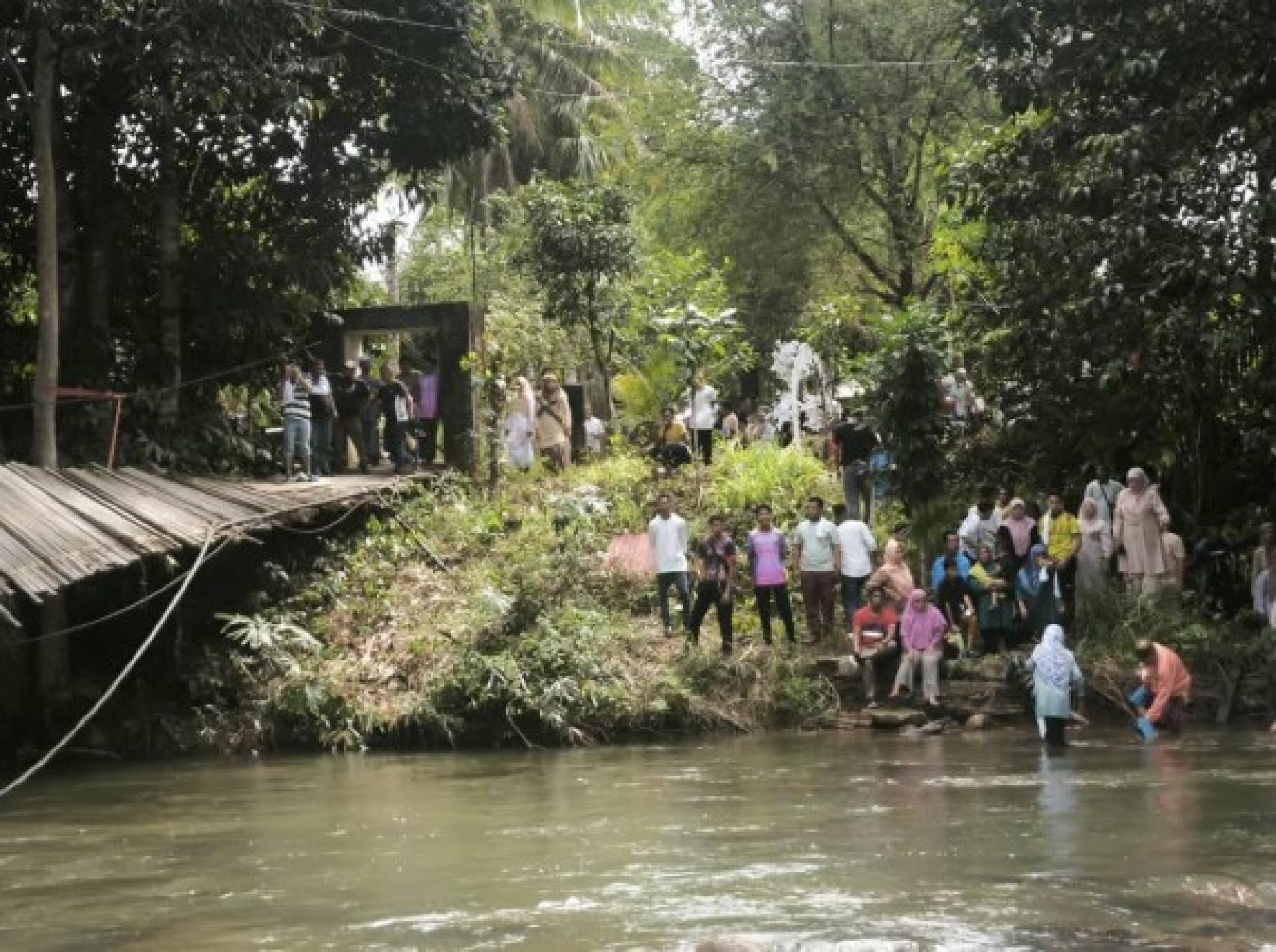 吊桥倒塌，导致超过50名婚礼宾客掉入河中。