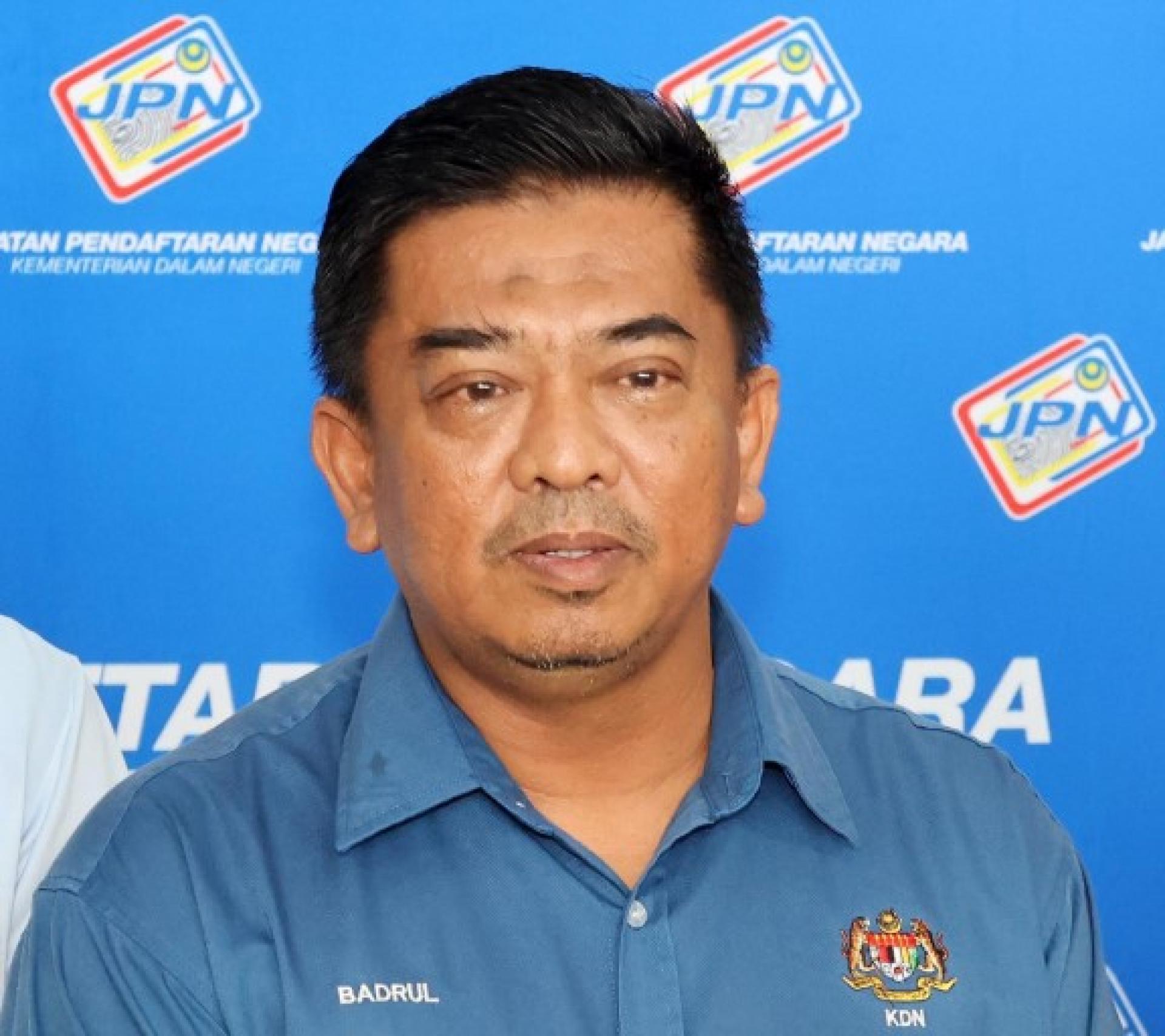 倪可敏（左2）为怡保新都道路重铺及美化景观工程主持竣工仪式；左起为黄诗情、扎马克沙里、崔慈恩、郑国霖及谢保恒。