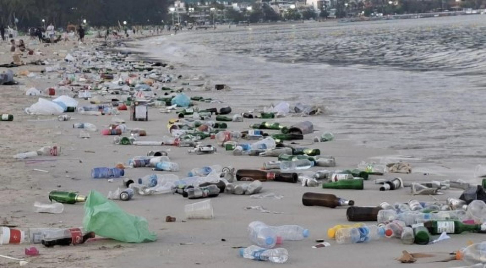 跨年夜过后，泰国南部普吉岛著名的巴东海滩出前了大量垃圾，包括酒瓶、啤酒罐、塑料瓶、零食袋等，仿佛公共区域成了某些游客吃喝玩乐的私人垃圾桶。