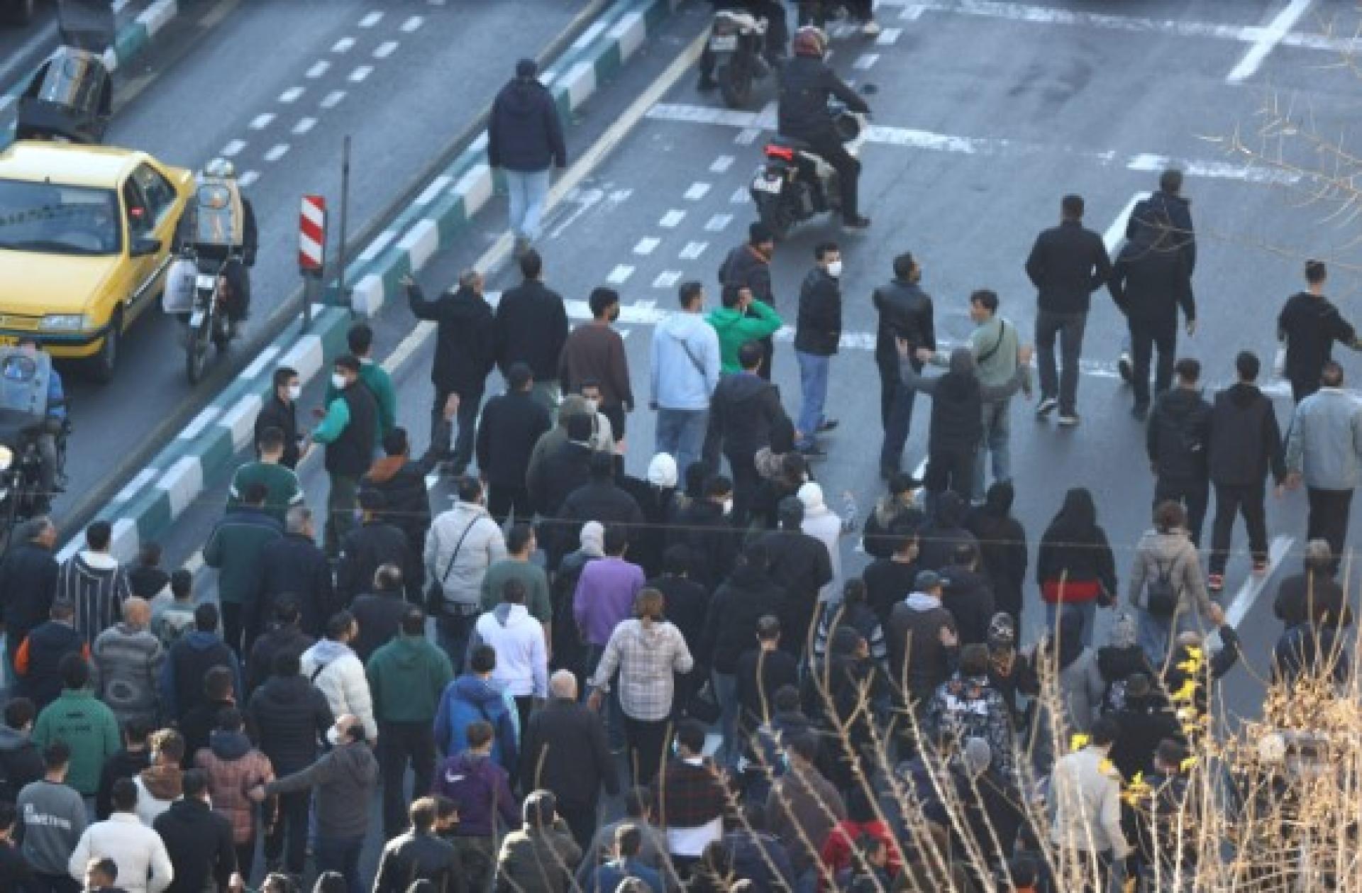 德黑兰的商贩29日走上街头，抗议伊朗的经济低迷状况和国内极度疲弱的货币。