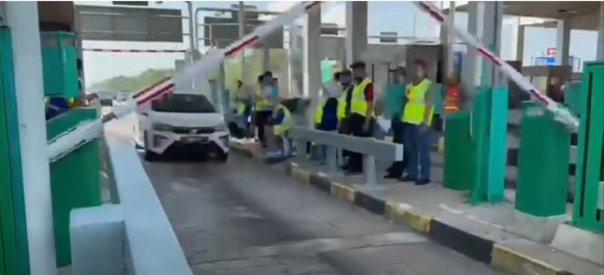 网传视频，当局正在测试收费站新系统。