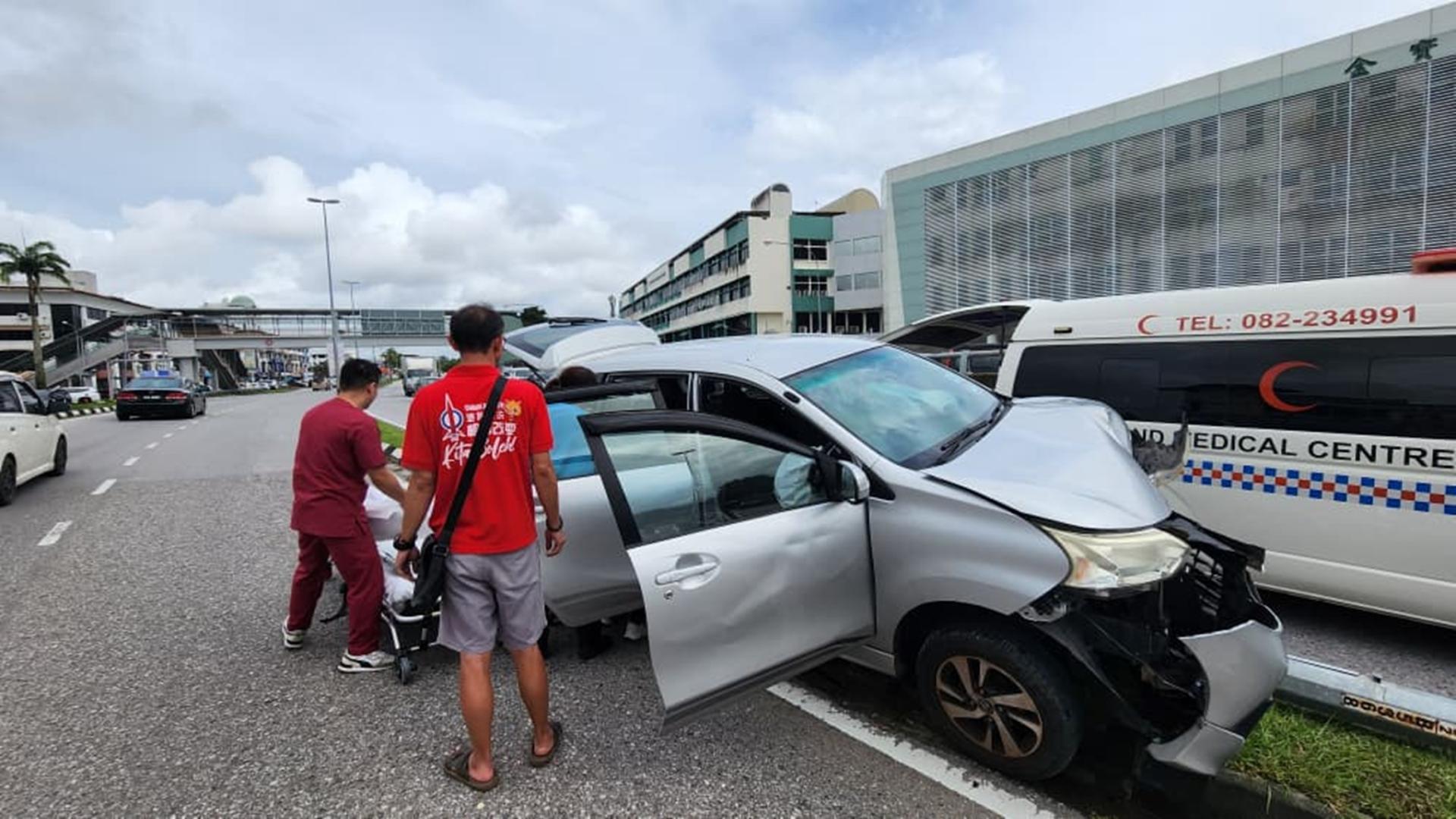 事发时，砂拉越民主行动党党员恰好经过现场，见状后立即上前查看情况，安抚伤者及协助联络相关单位，等待救援到来。