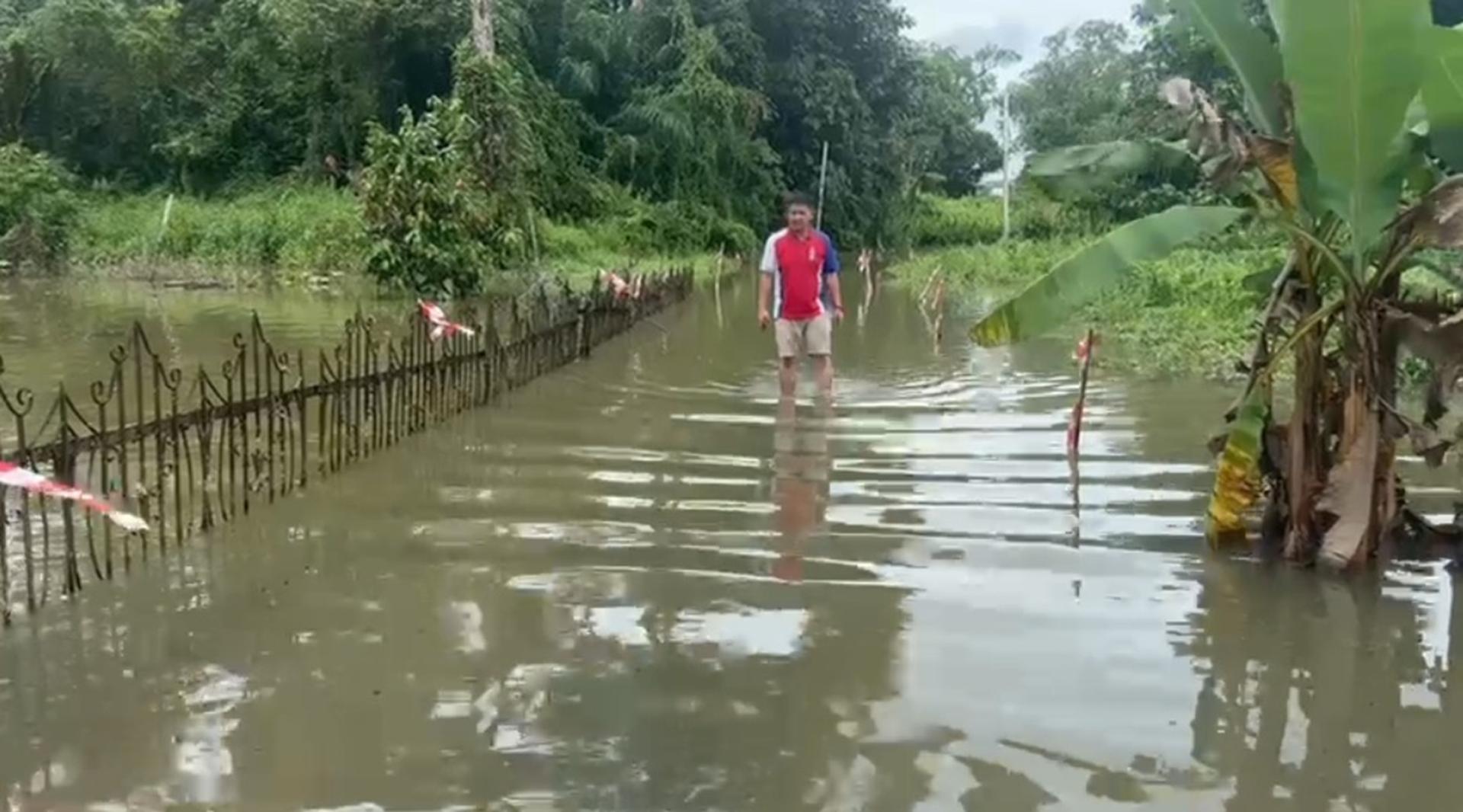 张健仁特别助理沈杰龙昨日涉水查看石角新山肚B路路段严重积水的情况，积水导致车辆无法通行，严重影响居民日常出行，呼吁相关当局即刻采取行动，尽快解决问题。