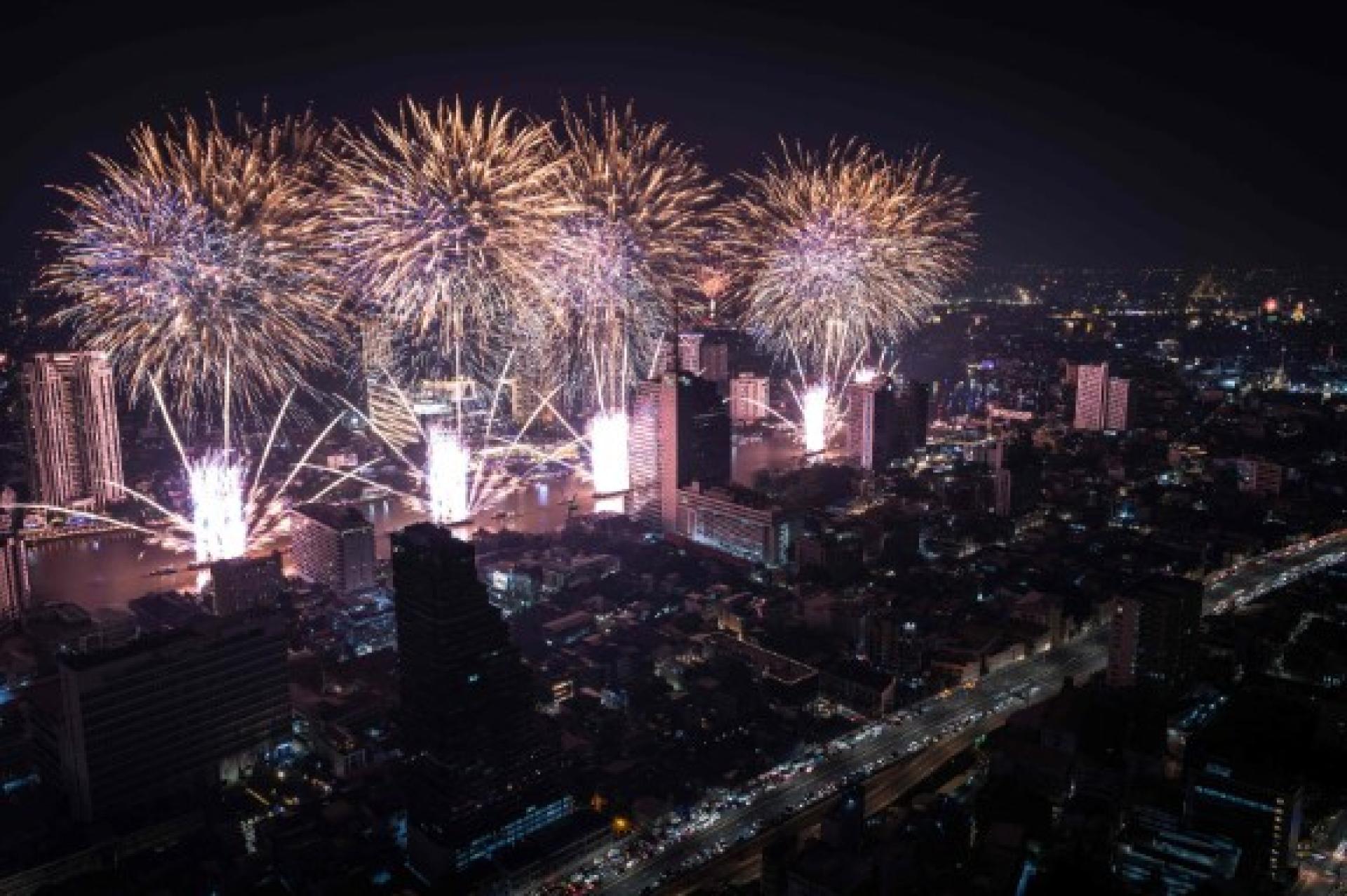 曼谷跨年夜，烟花照亮湄南河。