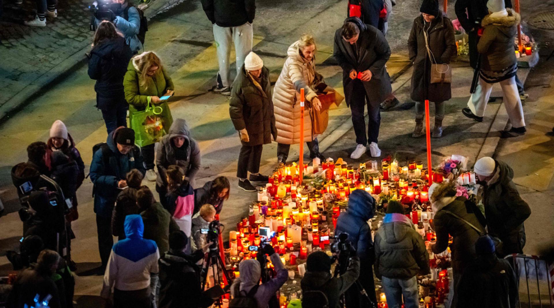 民众在事发酒吧附近悼念。