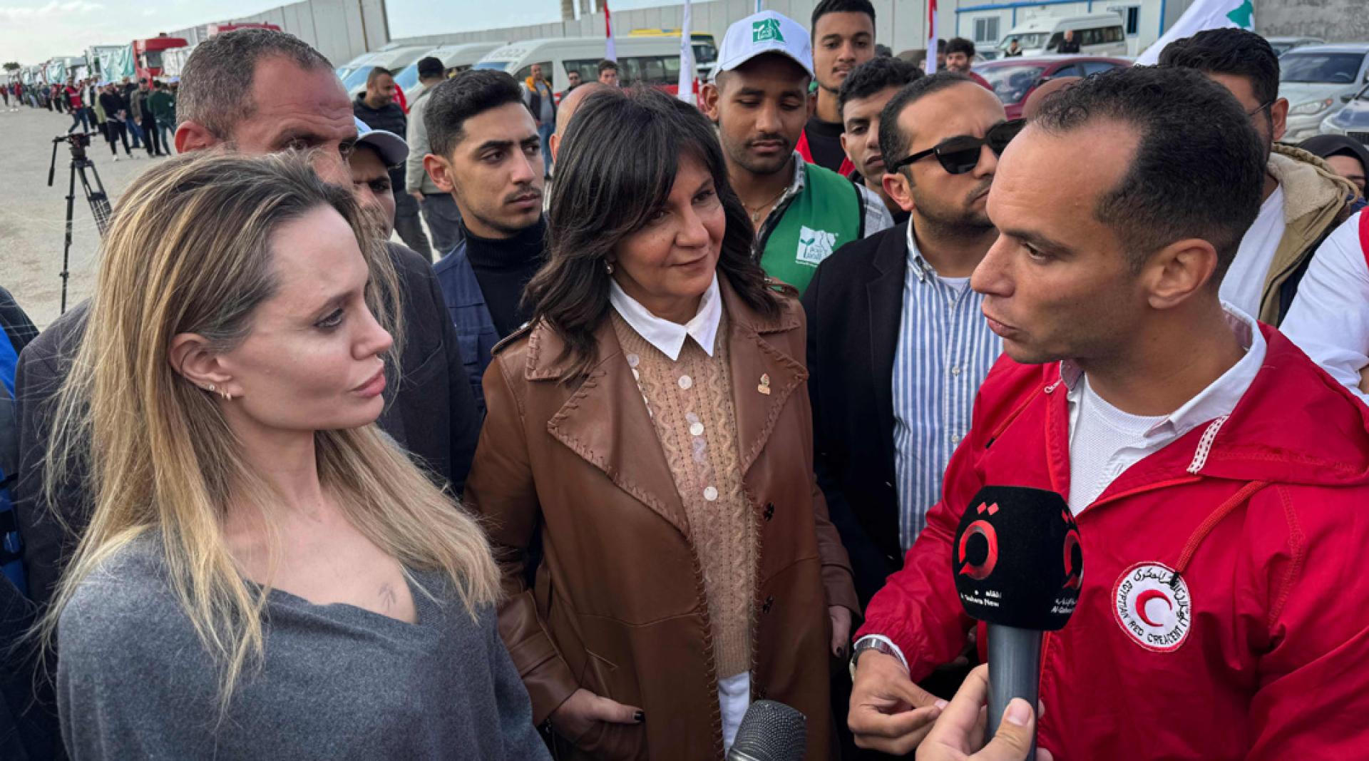 安祖莲娜祖莉在埃及拉法边境口岸与埃及红新月会成员交谈。