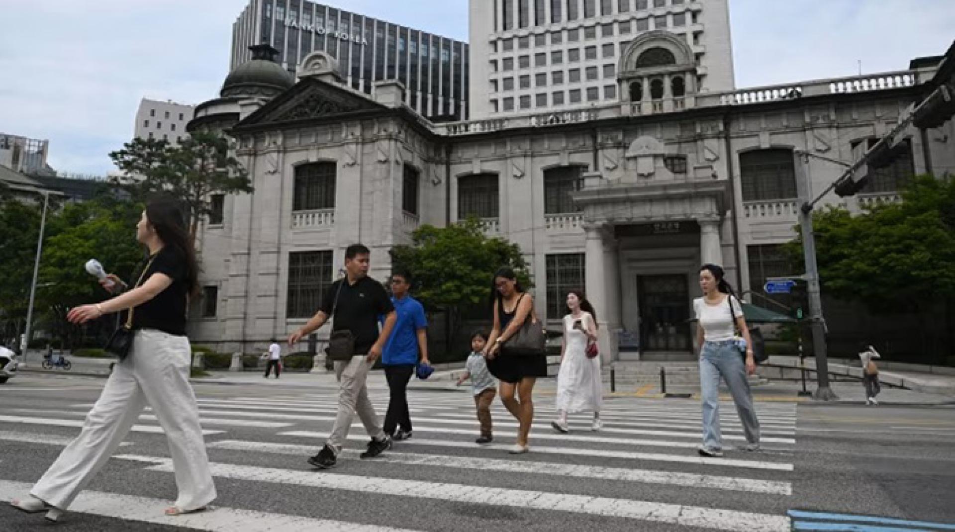 从年龄来看，18至29岁受访者对中国好感度最低，比例仅9%。