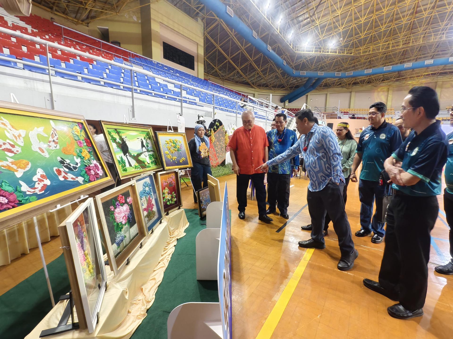 贵宾出席美里艺术节（MAF’25）开幕仪式，并巡视文化与艺术展区。