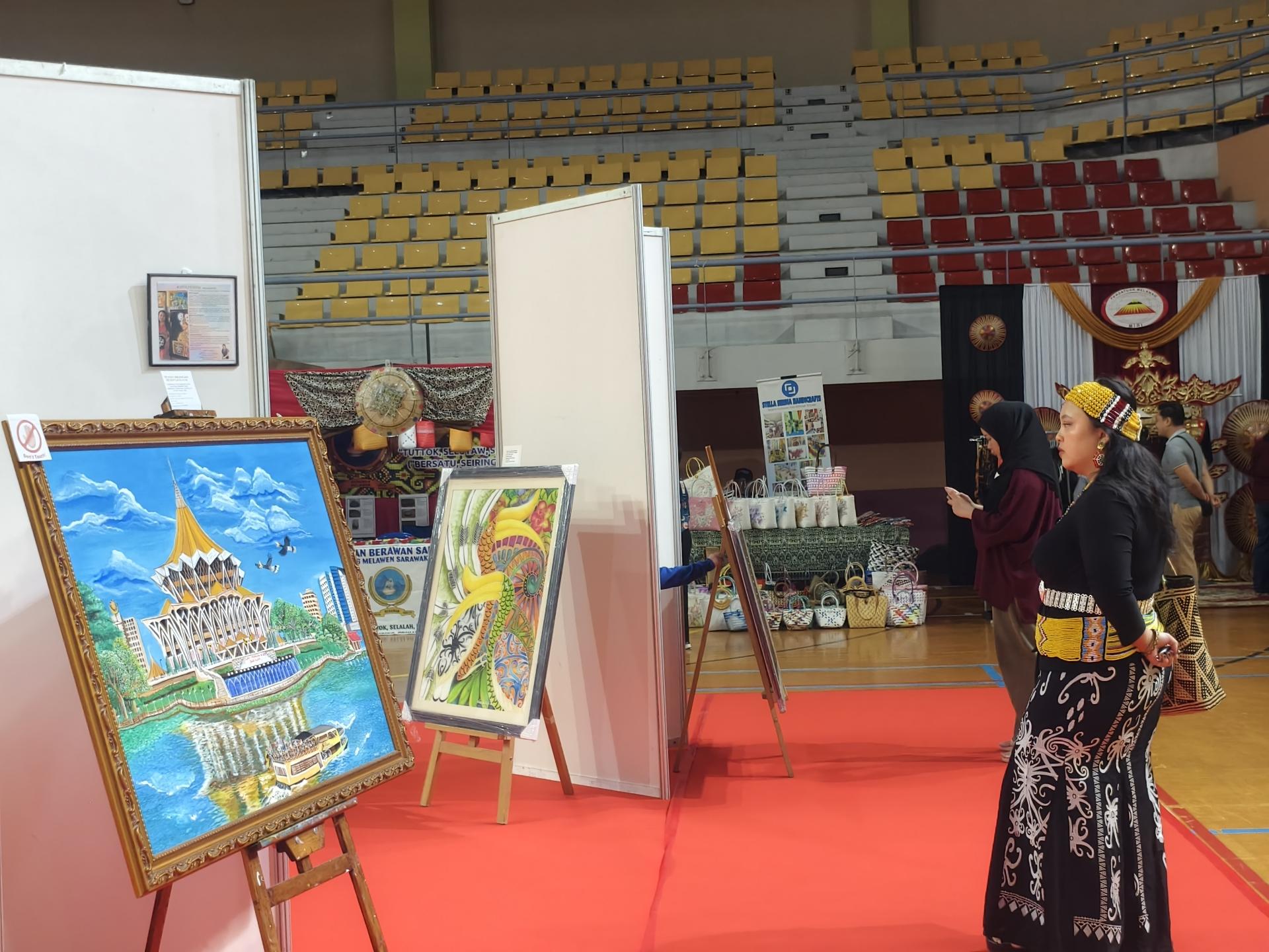 艺术画廊区展示多元风格作品，吸引不少民众驻足欣赏。