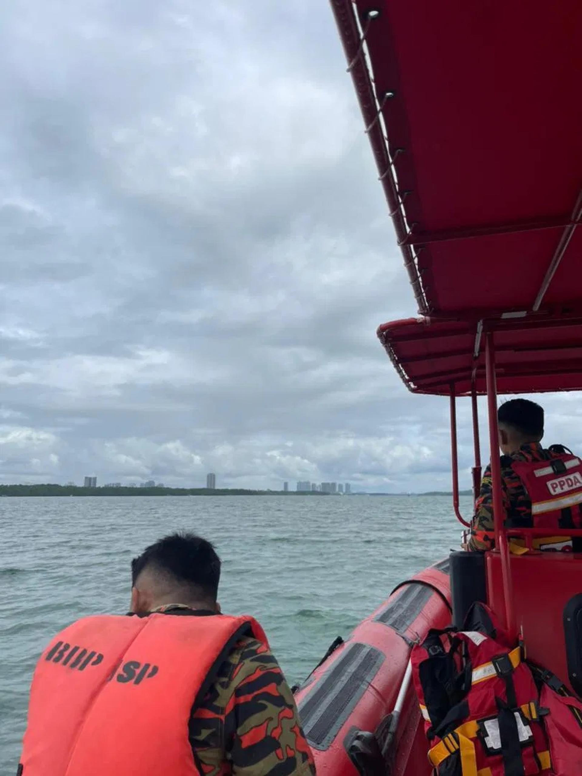 消拯局早前在坠海海域，展开搜救行动。