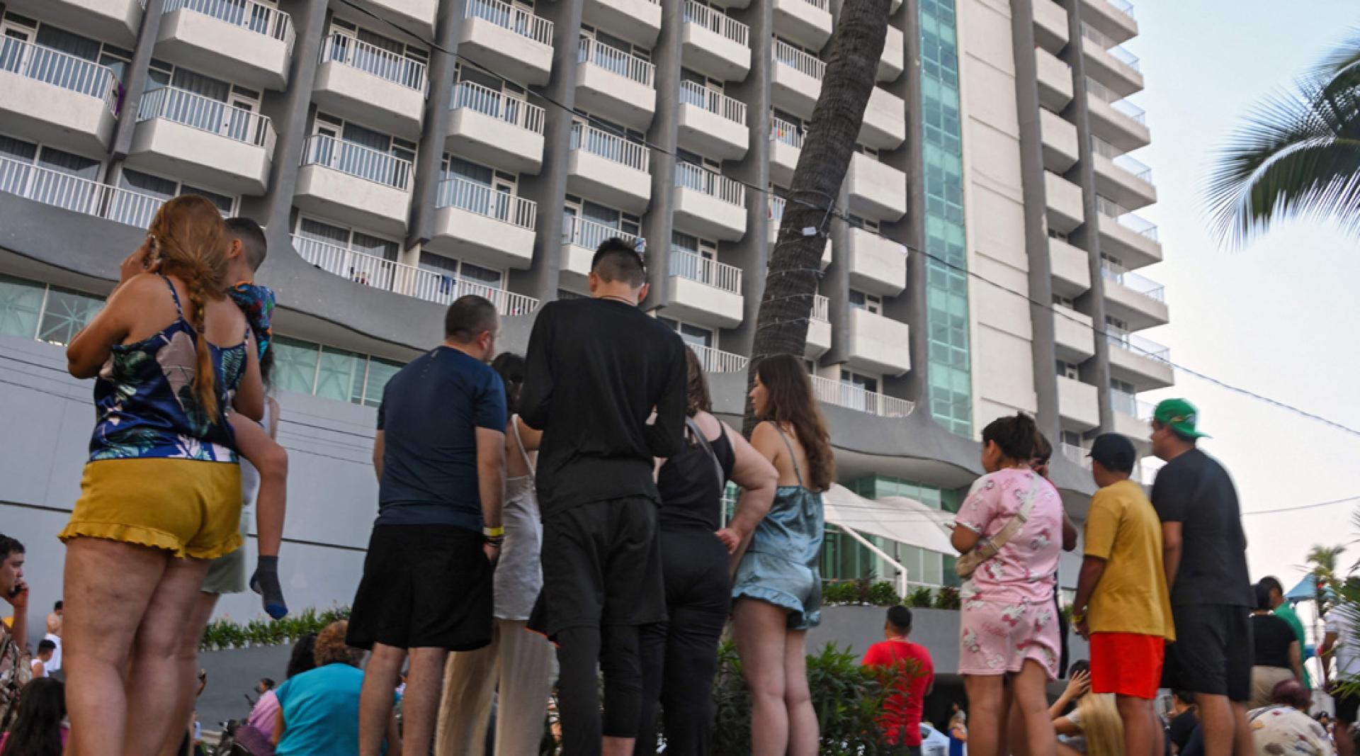 阿卡普尔科发的游客在撤离酒店后滞留在室外。