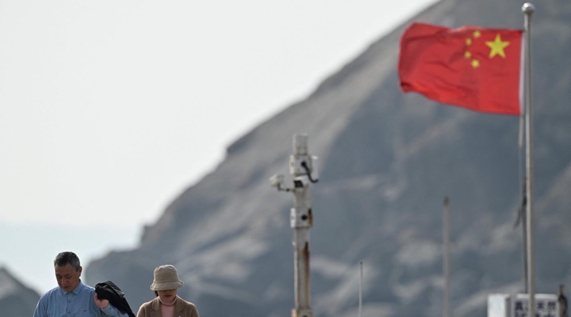 福建省平潭岛距离台湾最近的地方。图为游客走过当地的监控摄像头和中国国旗。