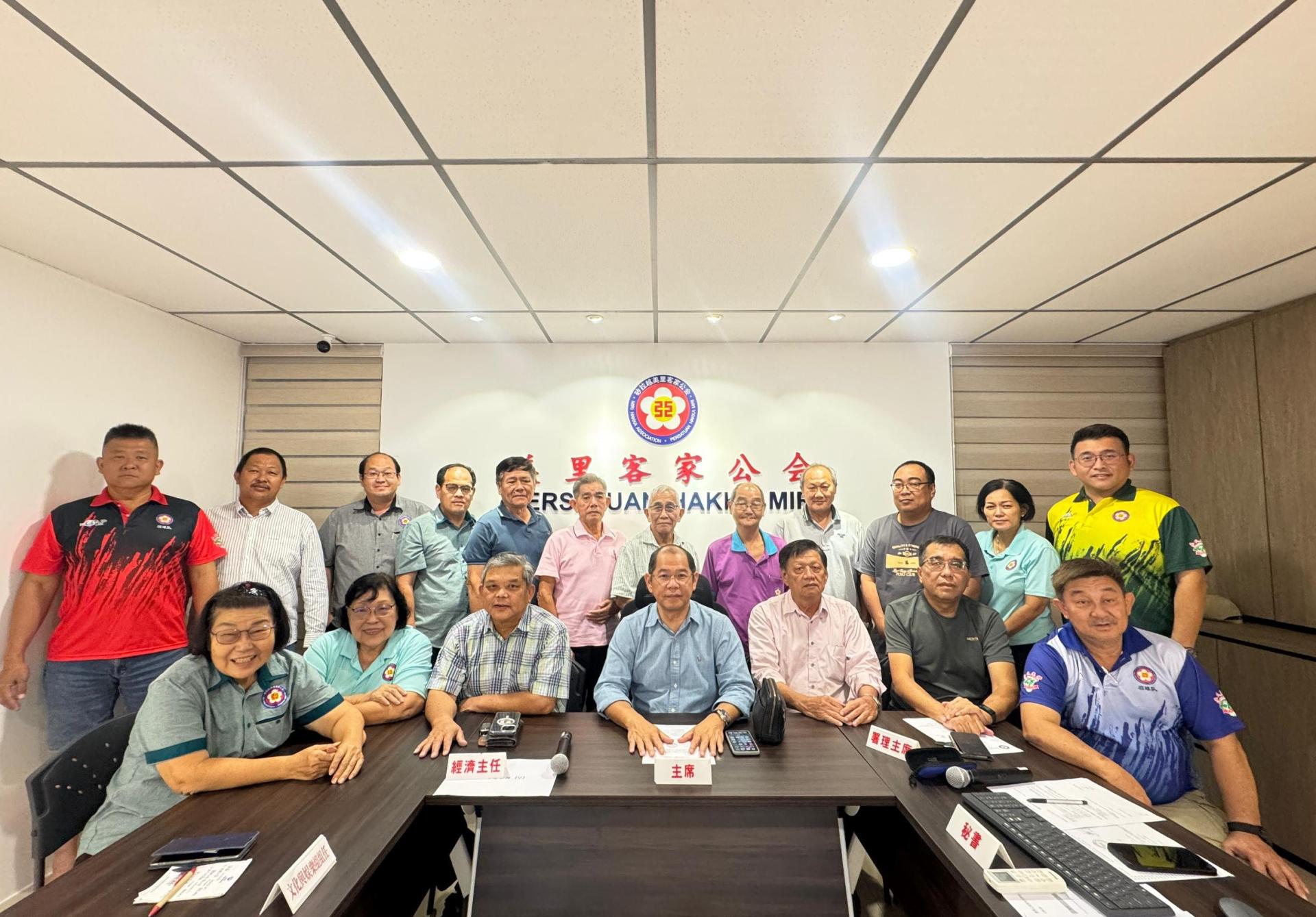 美里客家公会第36届（2026至2027年）理事们出席会议时合照，坐者中为是美里客家公会主席江先柱。