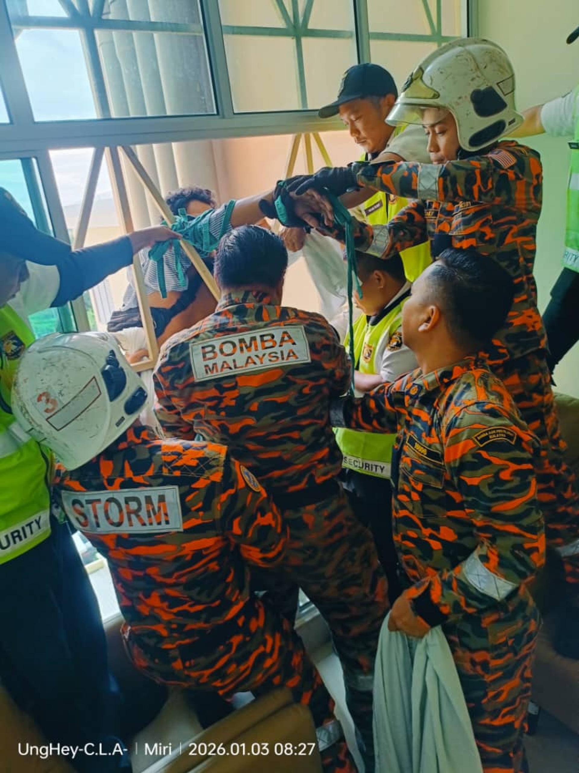 病患情绪失控在建筑物外部，消拯人员、医护人员及医院保安配合，将病患安全带回室内。