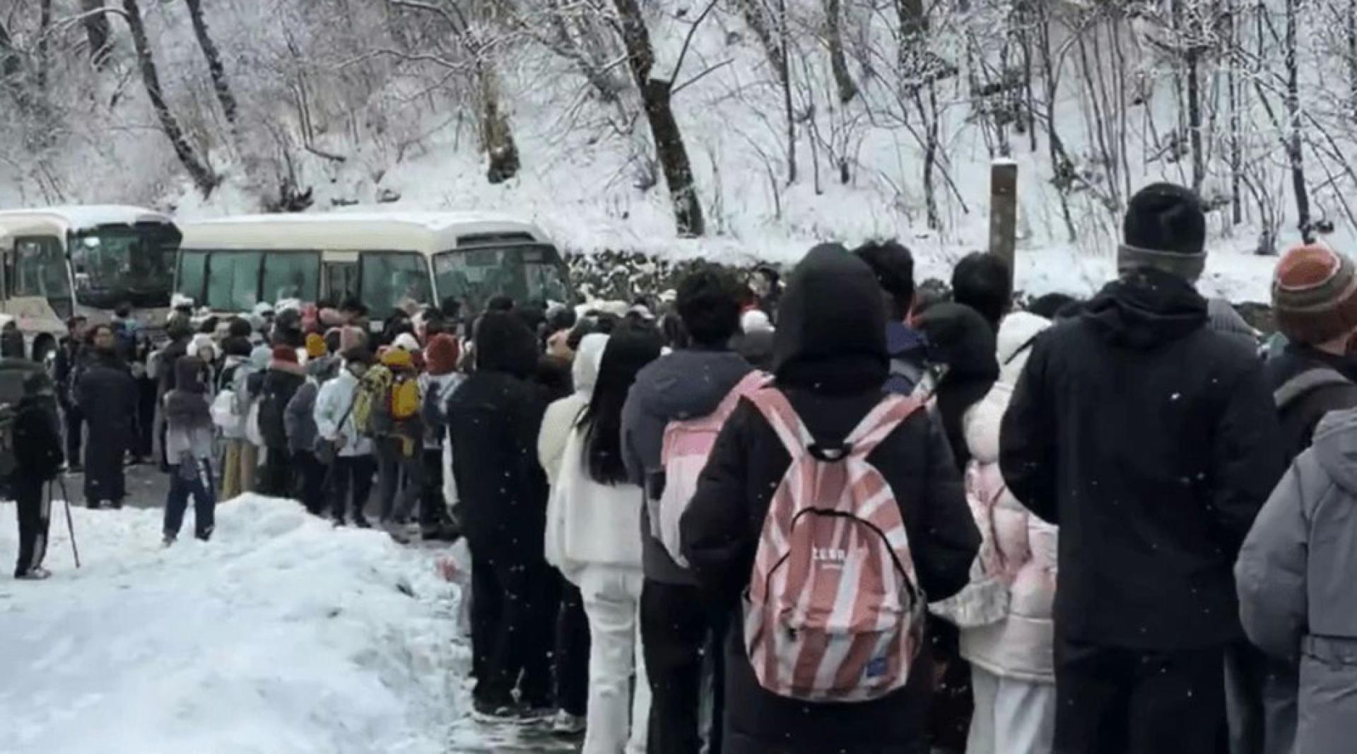 陕西太白山景区2日因降雪导致大巴车停驶，因而令到数百名游客遭到滞留。
