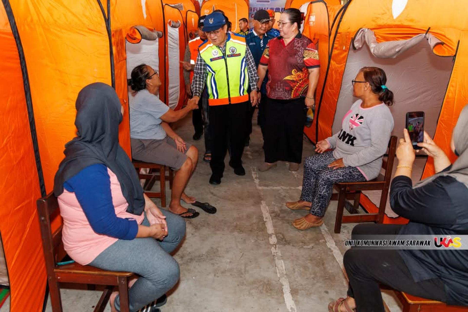 砂拉越副总理兼砂灾害管理委员会主席拿督阿玛道格拉斯·乌加前往中华公学双溪中路临时疏散中心巡视，亲切慰问灾民。