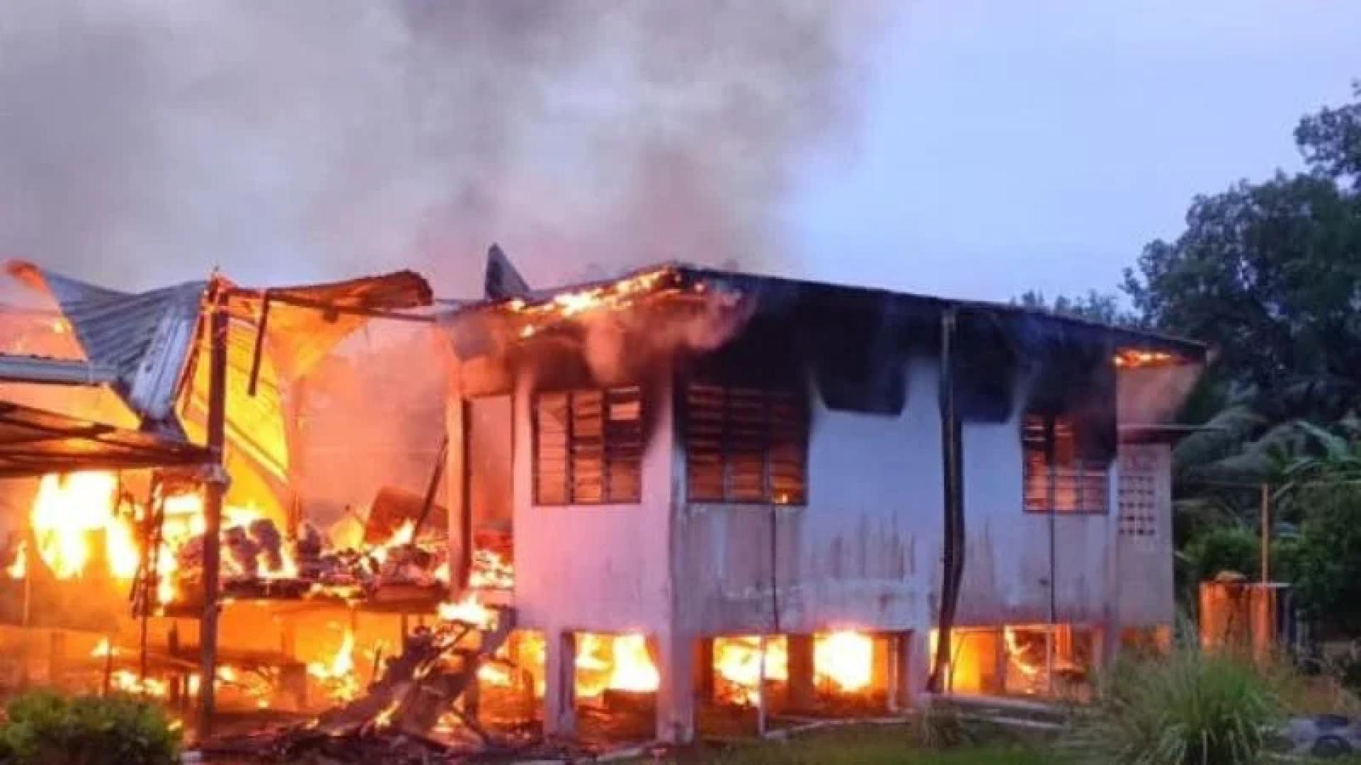 Sebuah rumah kuarters separuh kekal di kawasan Sekolah Kebangsaan (SK) Terasi, Asajaya, terbakar.