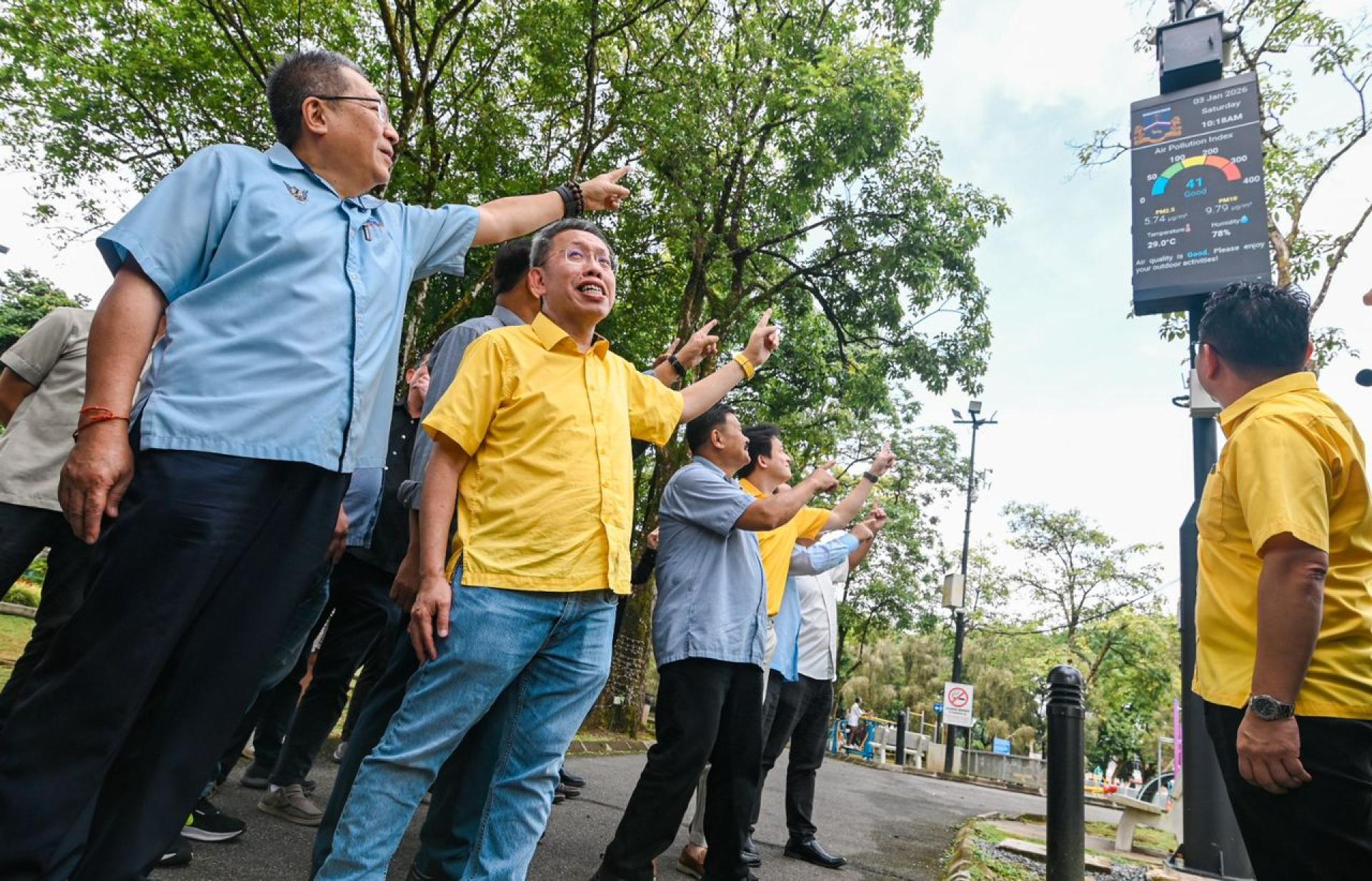 Dr. Sim ditemani Datuk Bandar Kuching Selatan, Datuk Wee Hong Seng ketika melancarkan Tiang Pintar ESG