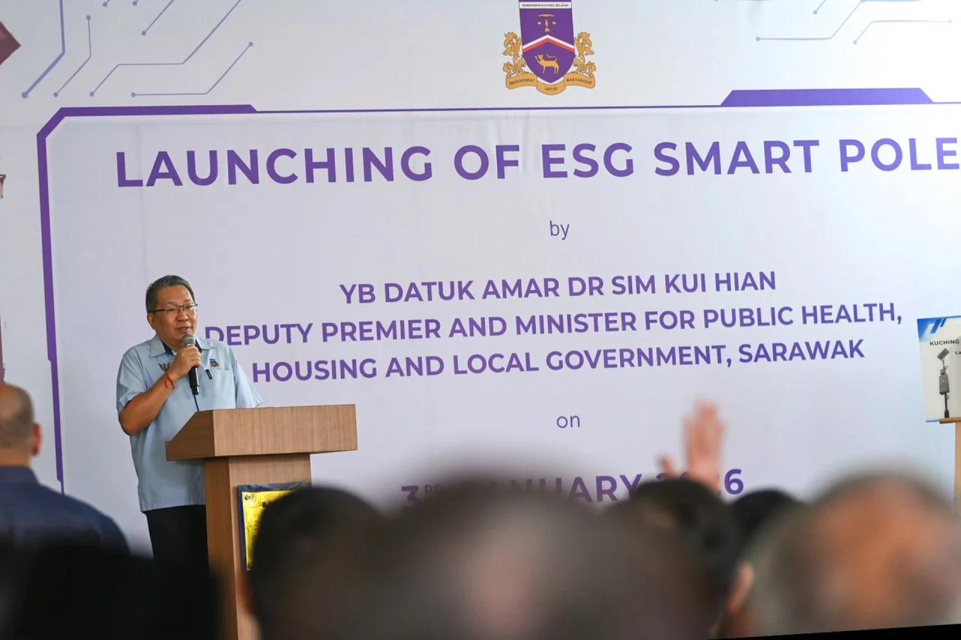 古晋南市市长拿督黄鸿圣致辞时摄。