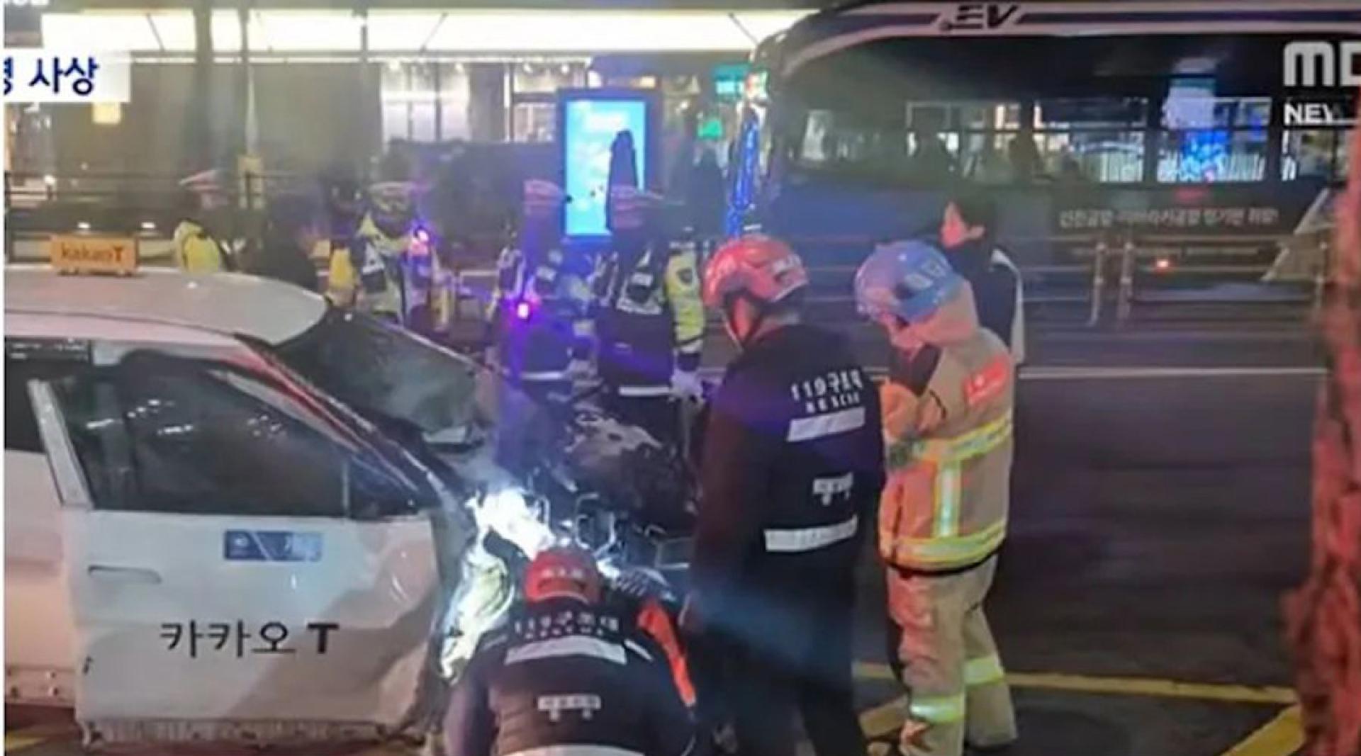 首尔钟阁站前发生严重车祸，的士失控撞上行人与多部汽车，造成1死9伤。