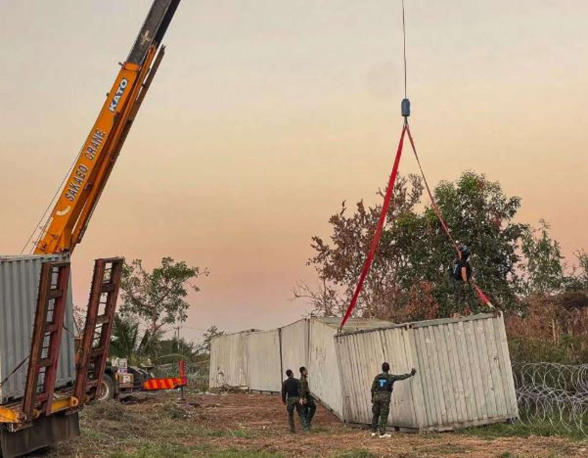 泰国军方于1月1日在沙缴府与柬埔寨接壤的班农占村放置集装箱，封堵通道，阻止柬埔寨军人与居民进入泰国境内。