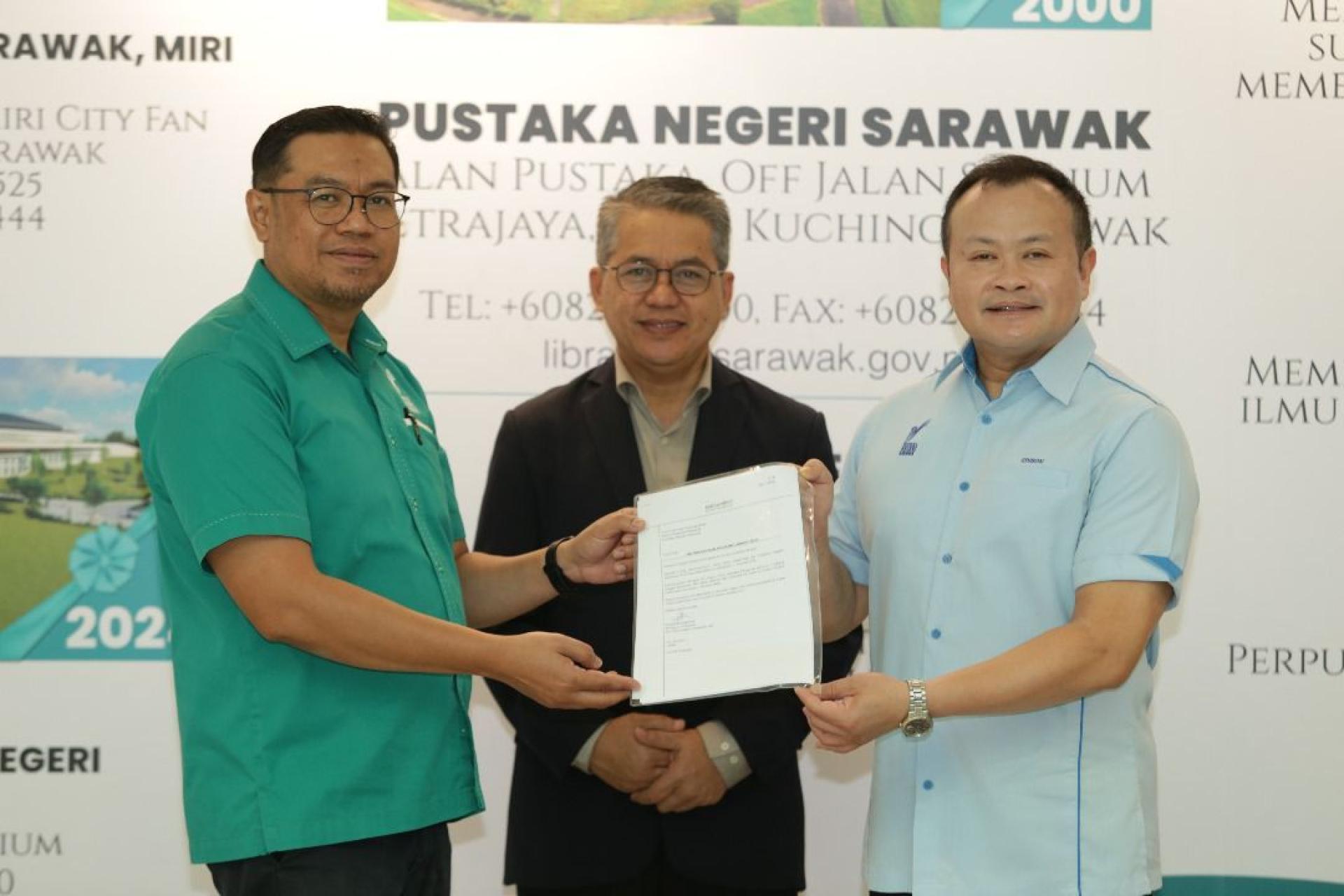 砂拉越州图书馆首席执行官哈芝加比里布章马斯里见证卸任区域经理拉扎克正式将职务移交予爱迪生。