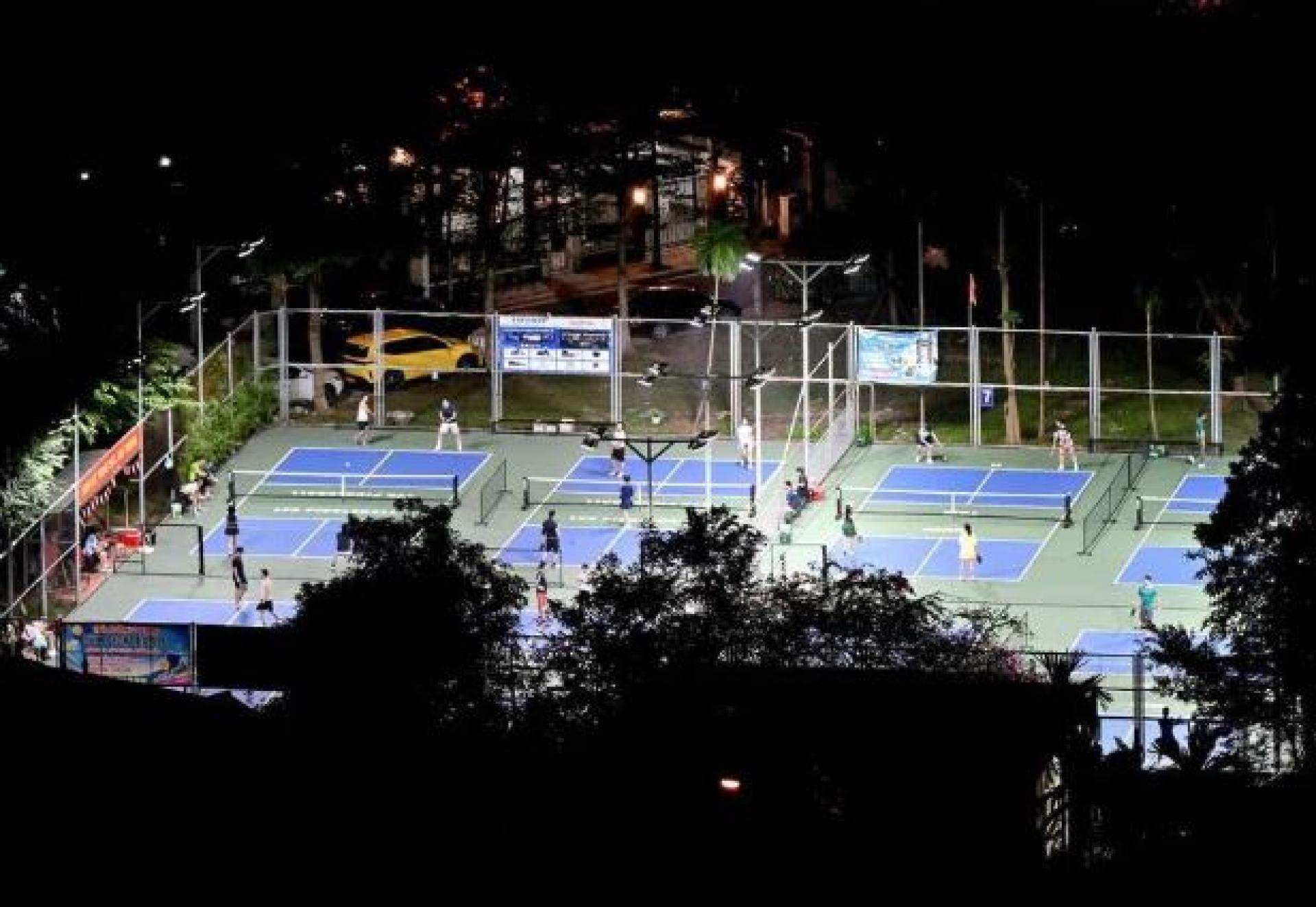 河内一住宅区的匹克球场入夜后仍有人打球，居民被持续的击球声和欢呼声困扰，噪音影响生活和休息。