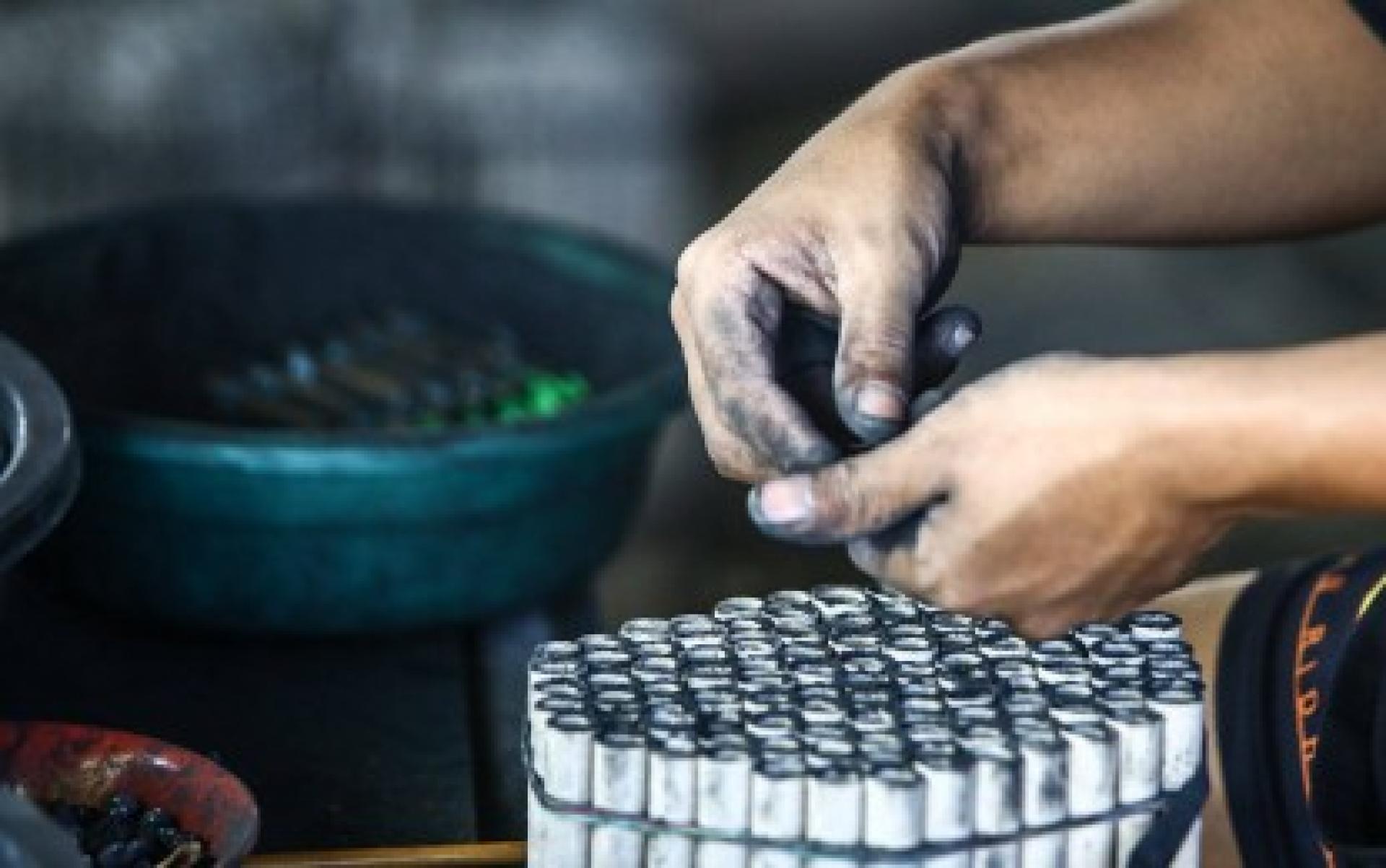 布拉干省博卡乌仓库内的烟火制造工人在2025年12月26日进行作业，假期期间烟火伤害事件频发，提醒民众注意安全。