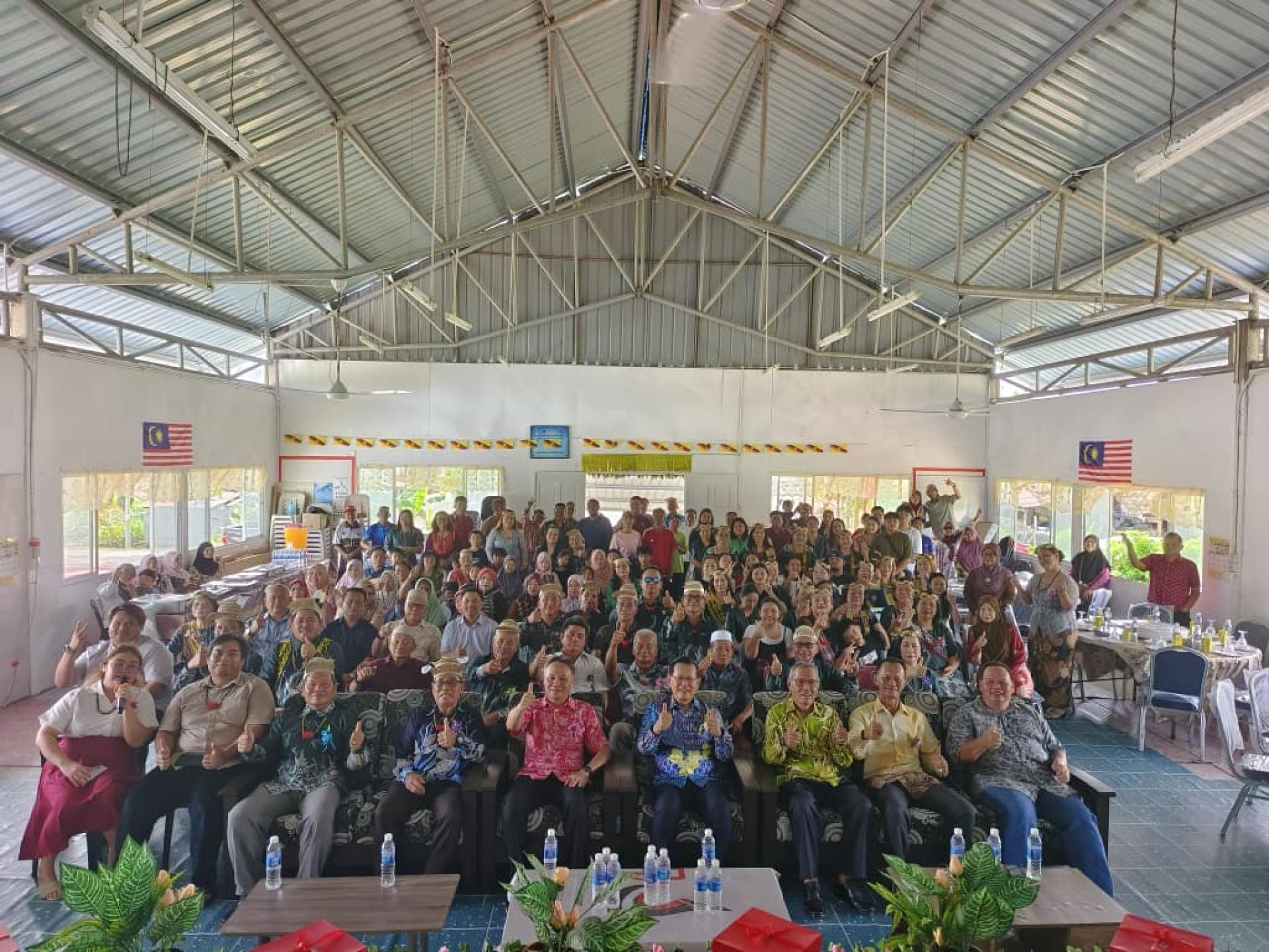 甘榜慕希巴“2025年圣诞节与2026年新年庆祝仪式所有出席嘉宾者和与会者合影留念。