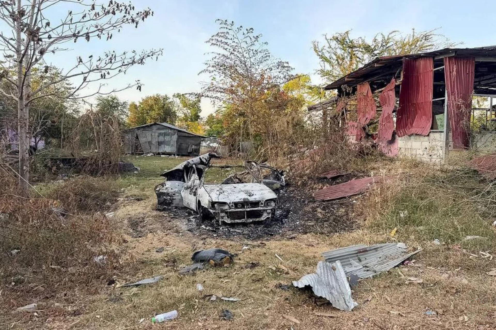 这个村庄原有3000柬埔寨居民，但在去年12月两国军事冲突中被迫撤离，如今仅留下被炮火损毁的民房车辆。