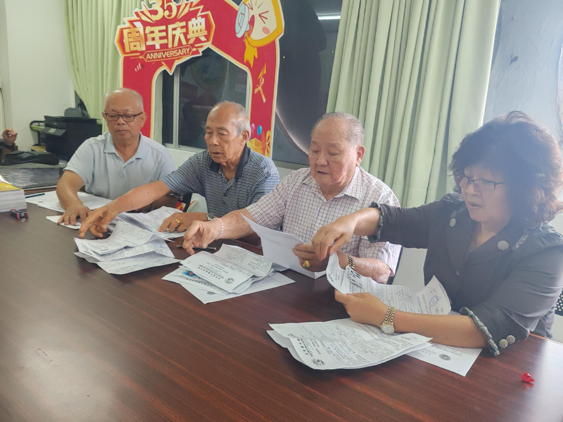 美里福州鹤龄俱乐部新届理事提名截止，选举委员会于同日中午开箱验票。左起为选委会主席詹利运，委员郑枝开，委员刘恭光，委员许丽燕。