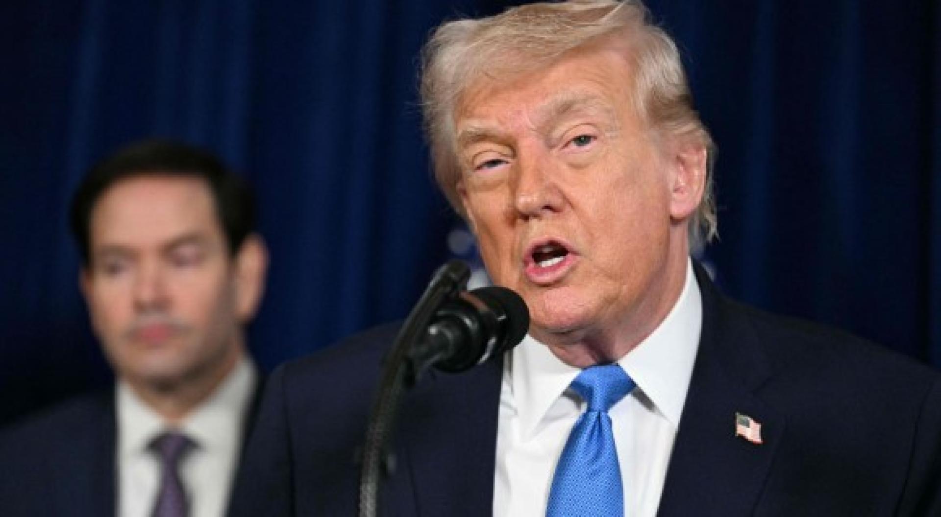 美国逮捕马杜罗及其妻子后，特朗普在佛罗里达州海湖俱乐部举行记者会。