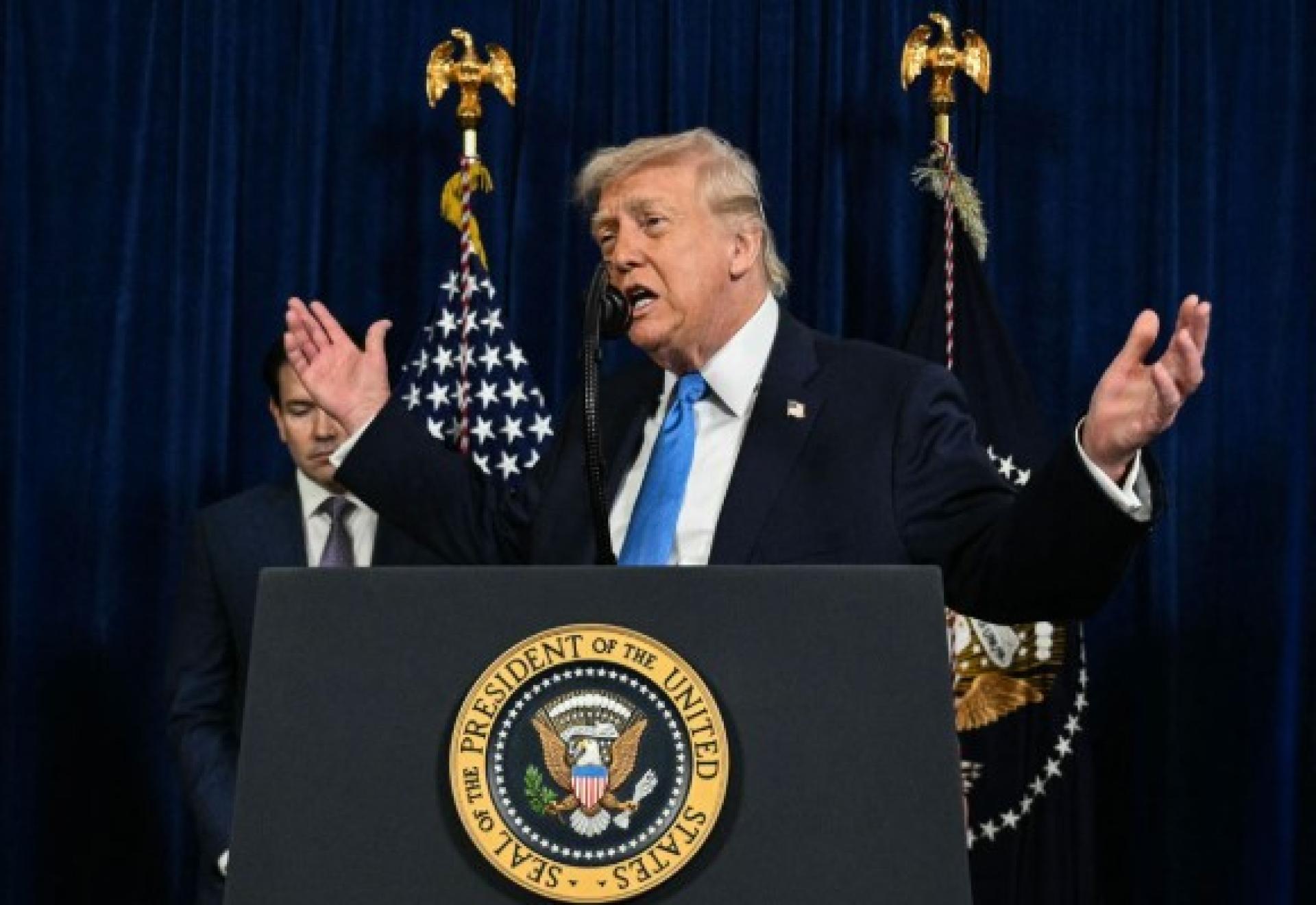 特朗普在佛罗里达州海湖庄园举行发布会，通报这次军事行动的情况。