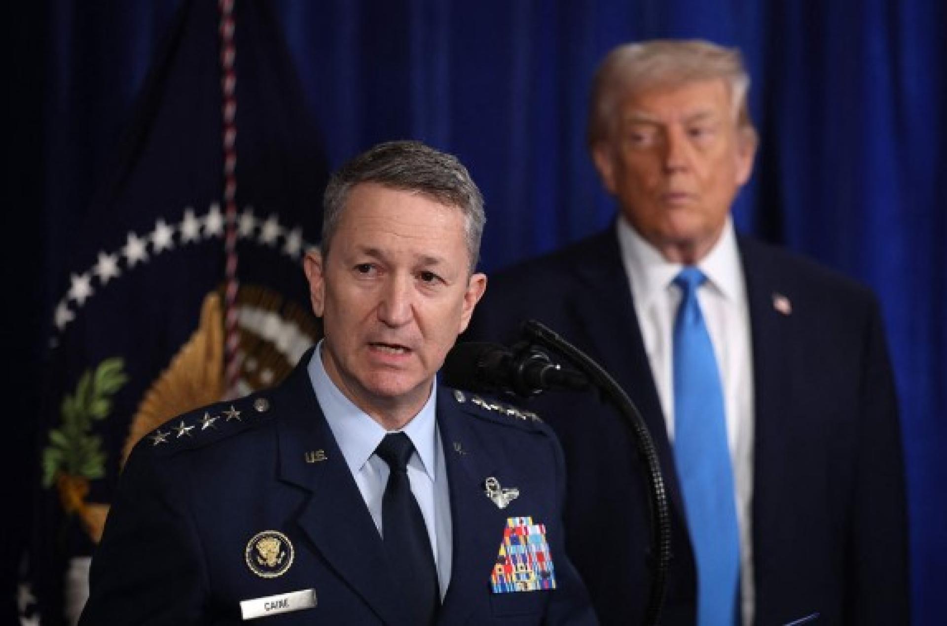 美军参谋首长联席会议主席凯恩发言。后为特朗普。