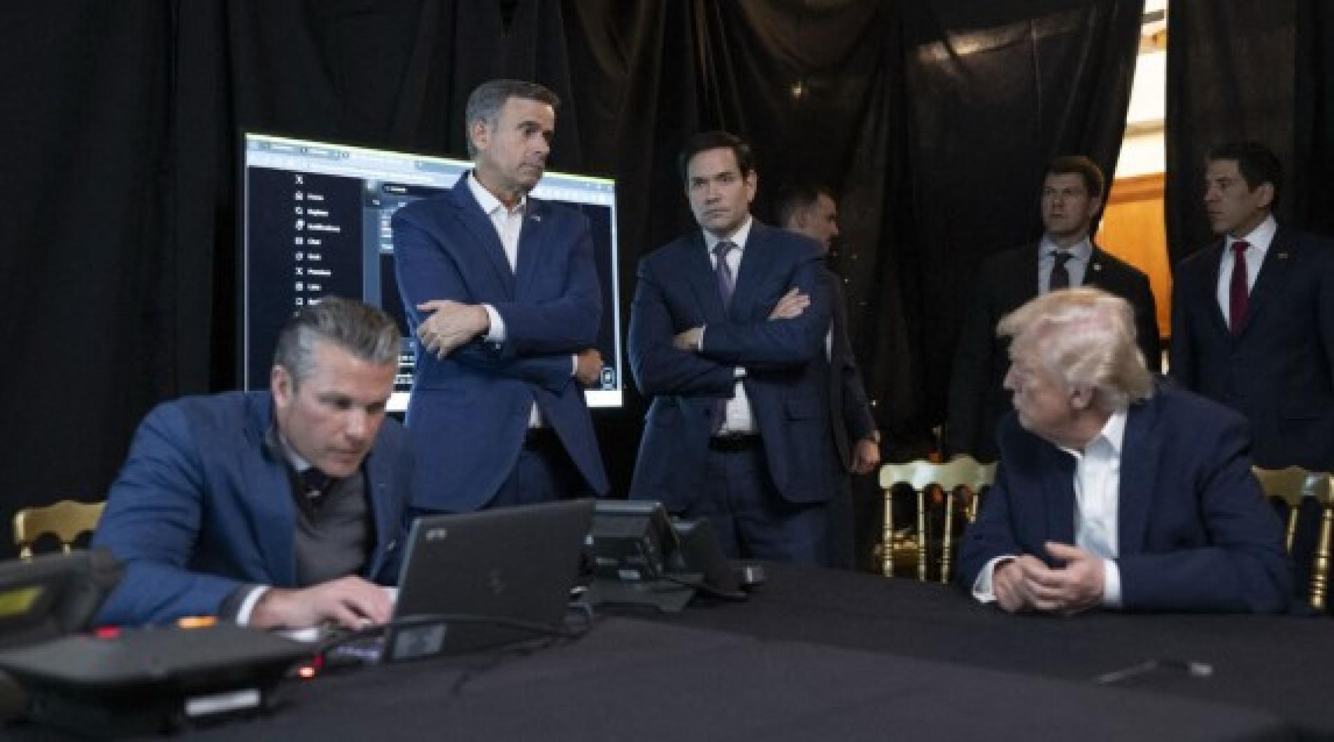 美国战争部长赫格塞斯（左起）、中央情报局局长拉特克利夫、国务卿卢比奥和特朗普在佛罗里达州海湖庄园观看美军抓捕马杜罗的远程直播。