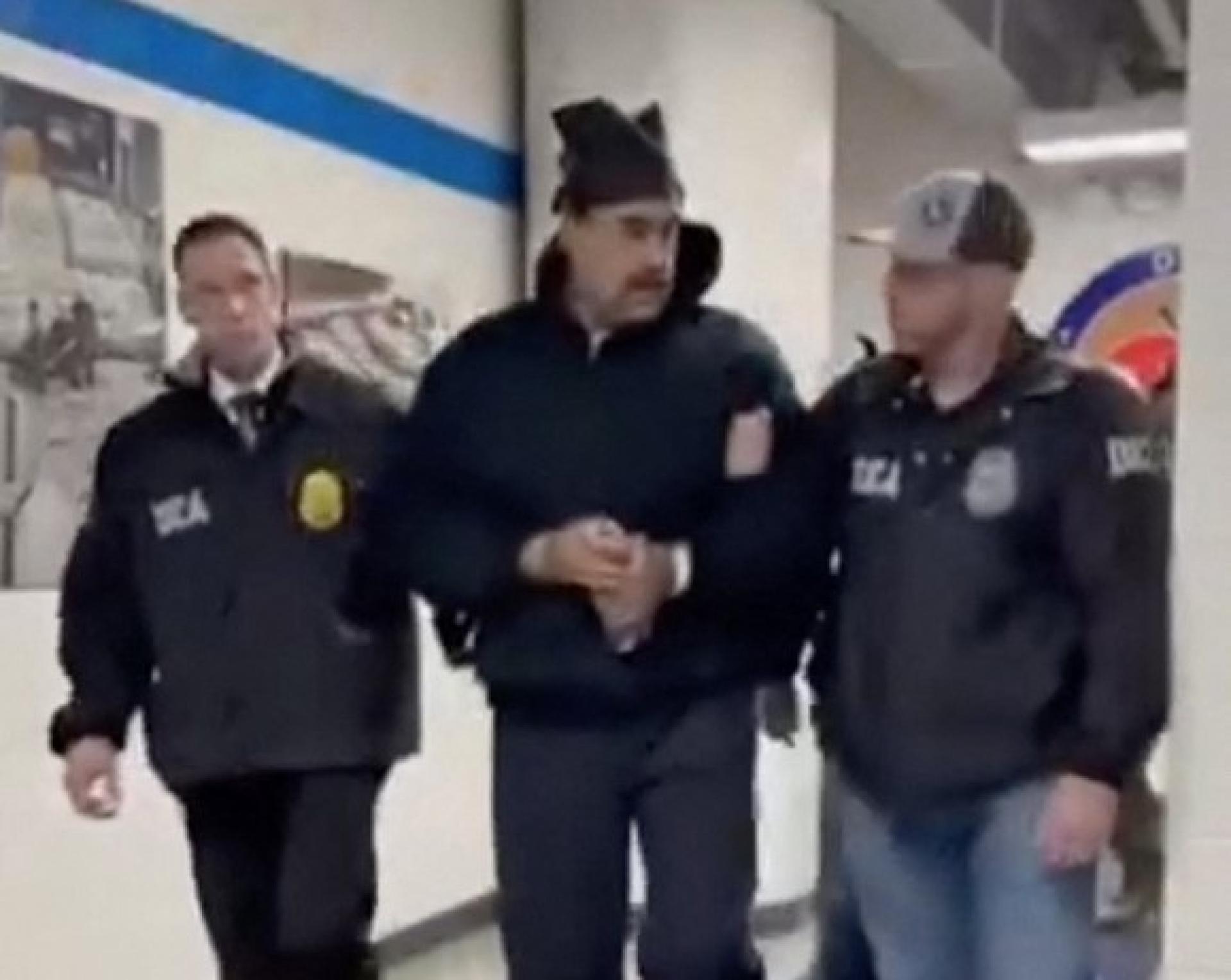 白宫社媒发布的照片显示，马杜罗3日在纽约曼哈顿下城的美国缉毒局 (DEA) 总部内，由美国缉毒局特工护送。