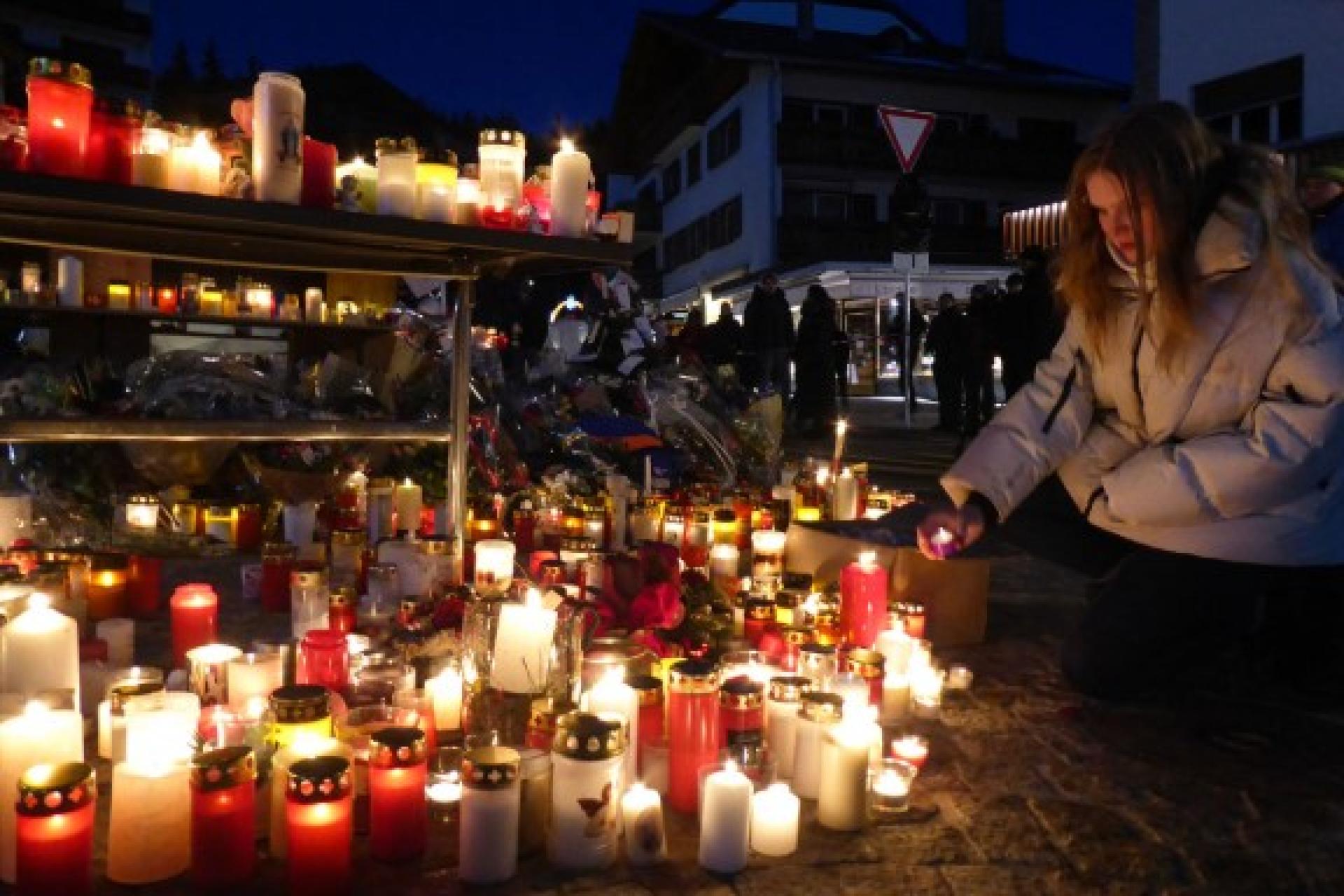 民众点蜡烛悼念火灾遇难者。