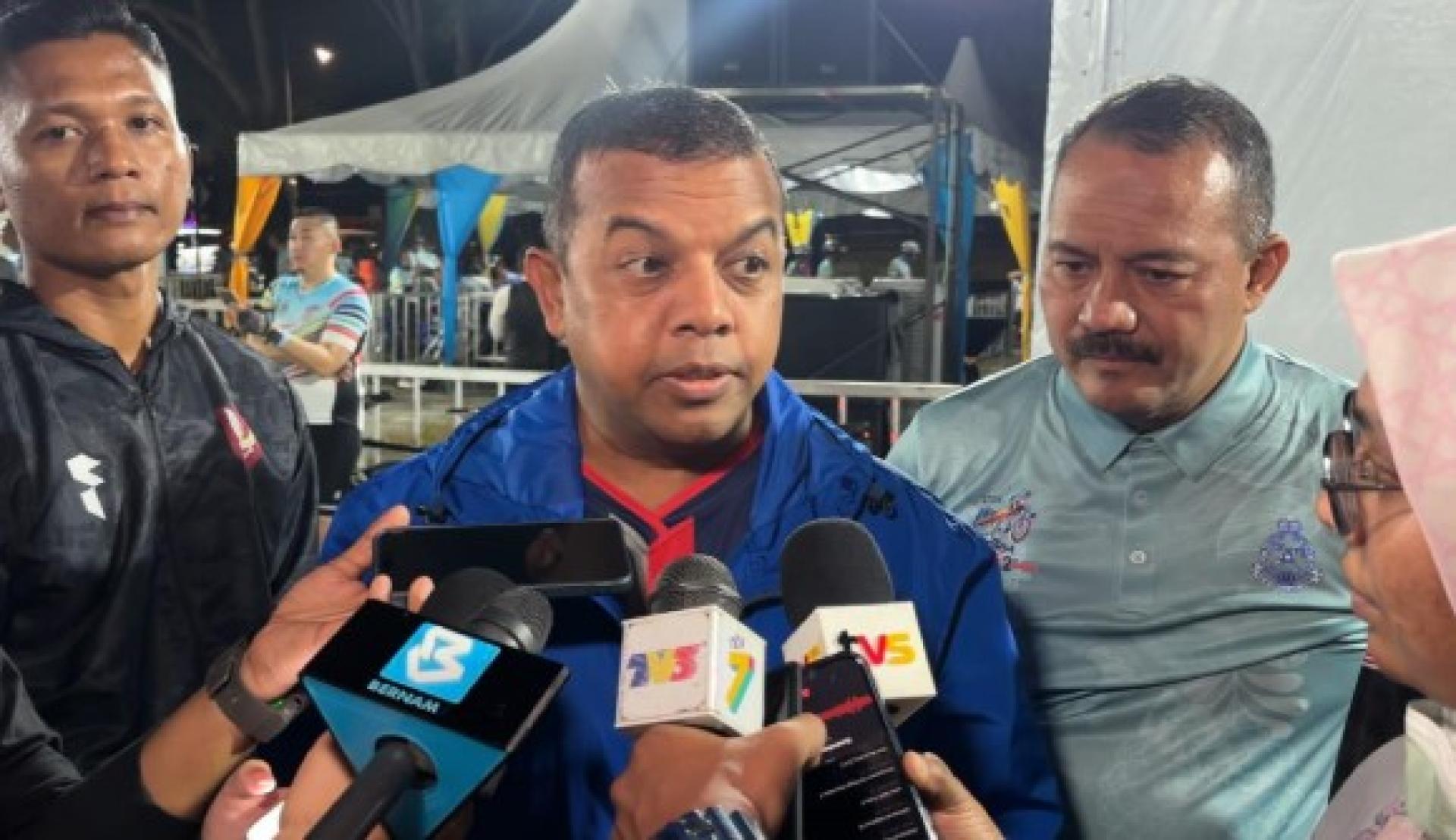 阿育汉向媒体发表谈话。