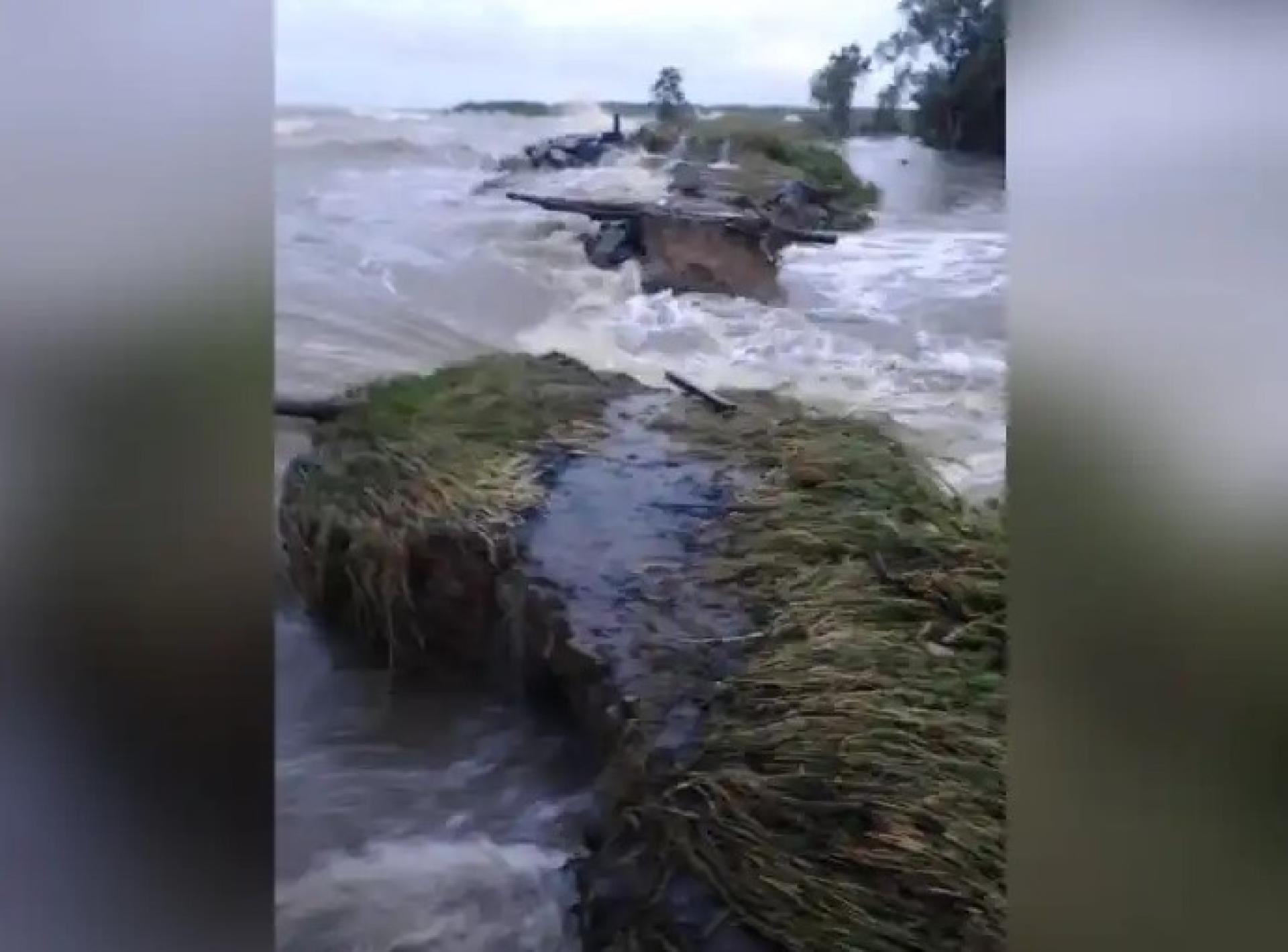 档案照片显示涨潮时，亚沙再也Rebak村附近的环堤区域被海水淹没。