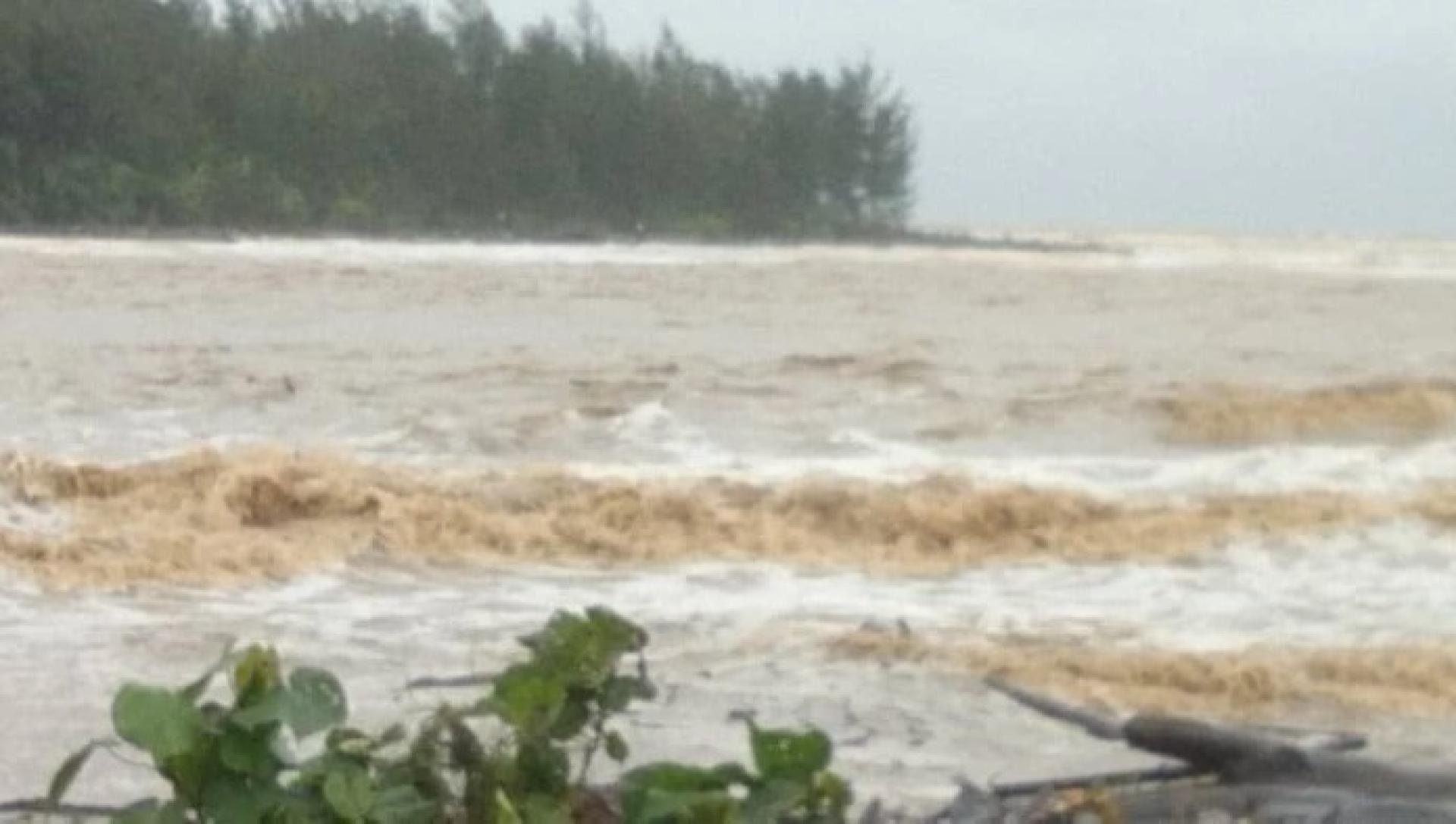 水势汹涌，增加搜救溺水者的困难。