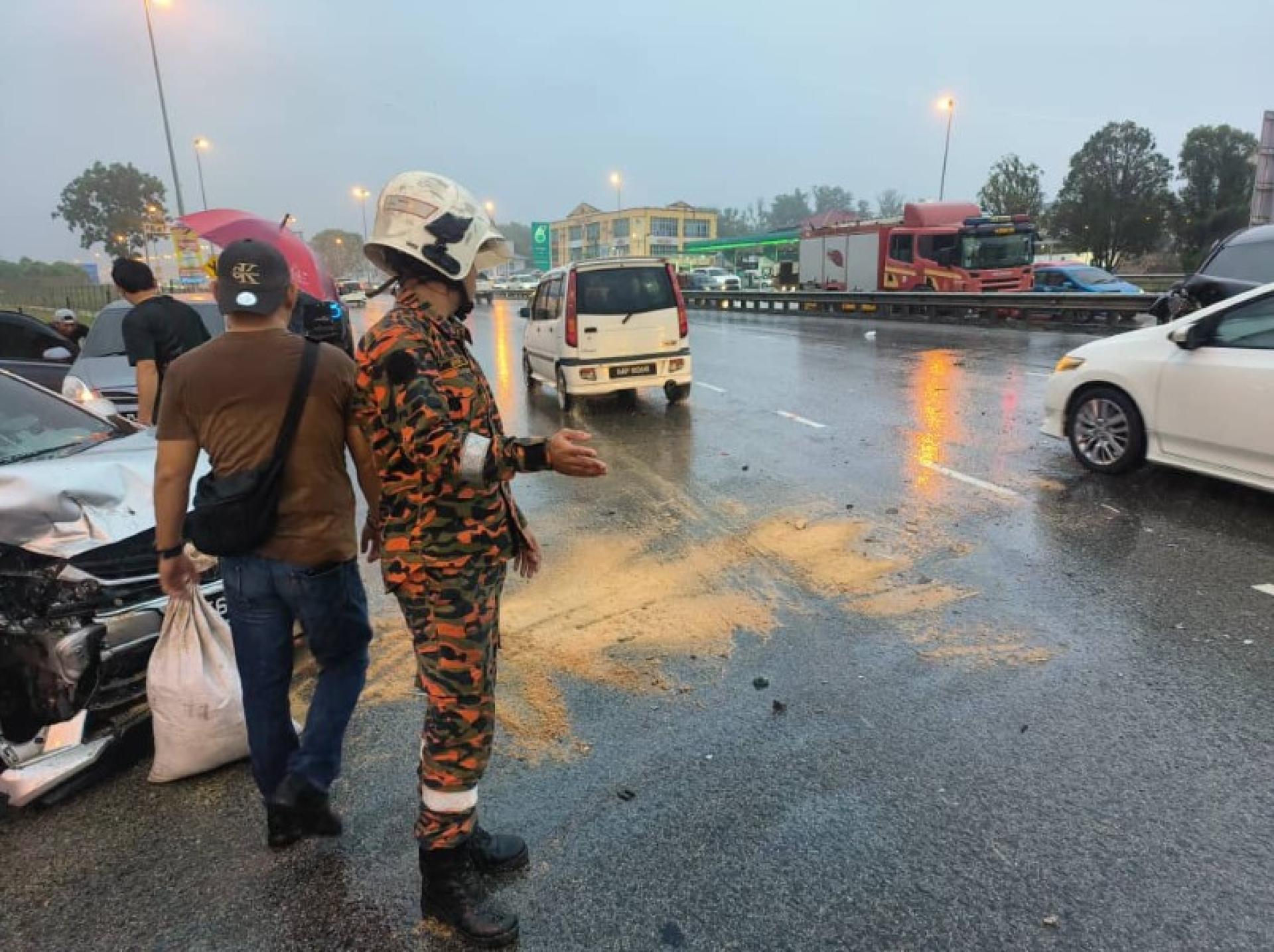 其中一张派发照片显示，一名消拯员在朋尼逊路7哩天桥附近指挥交通。