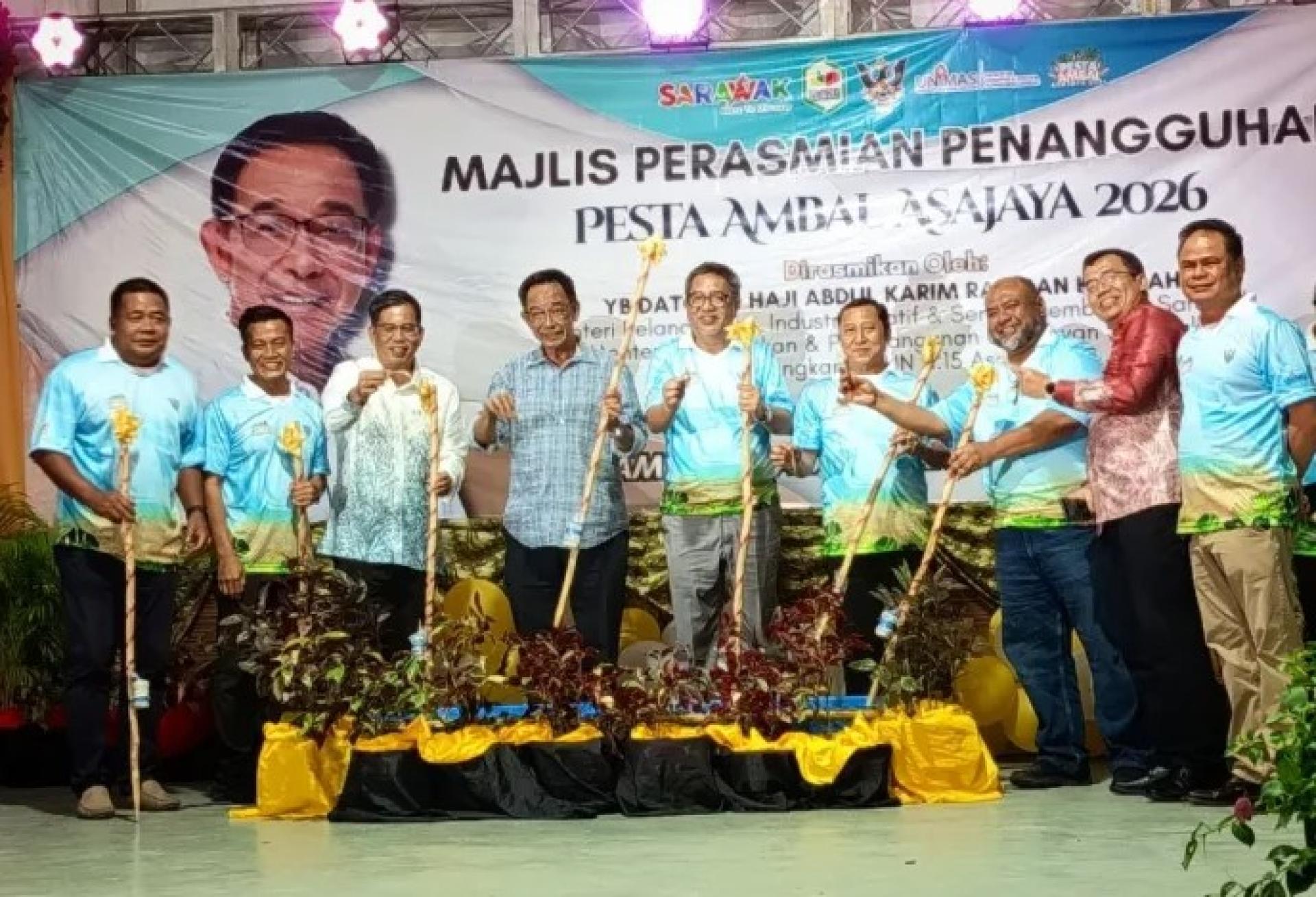 阿都卡林（左4）与其他嘉宾在2026年1月3日亚沙再也安巴尔节闭幕典礼上，通过象征性活动展示安巴尔（竹蛤）。