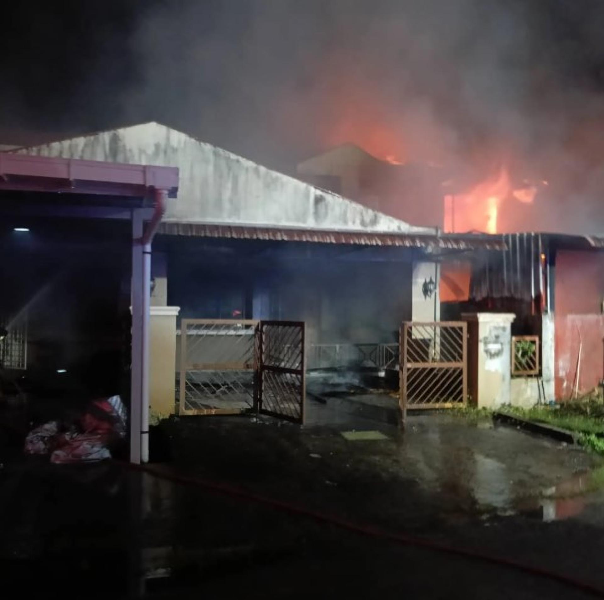 火灾过后，一栋两层楼房被烧毁，另外两栋房屋受损。