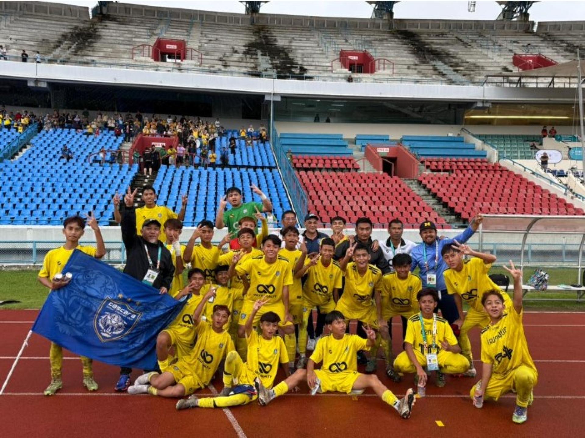 Cascara Junior队的球员和官员欢呼庆祝夺冠的喜悦。