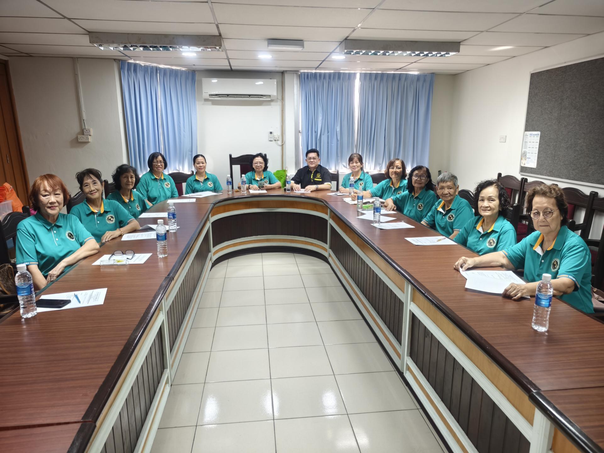 美里海南会馆妇女团召开年度团员大会，出席团员合影。左6起为妇女团主任符丽兰及海南会馆第一副主席伍思强。