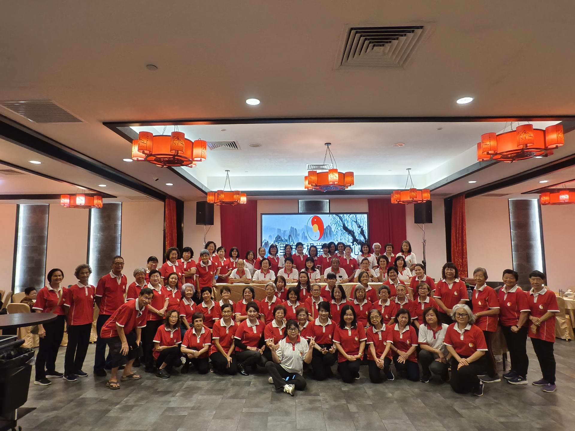 美里市元极学协调中心举行会员大会后，全体出席者合影。